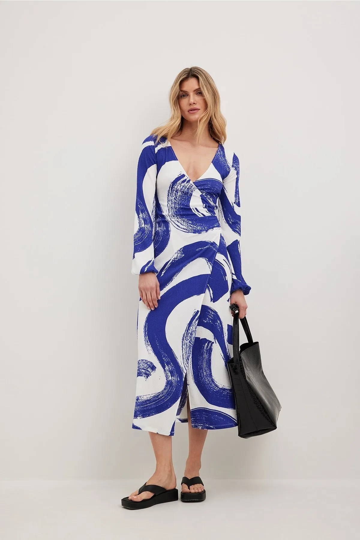 NA-KD  Strukturiertes Midi-Wickelkleid.