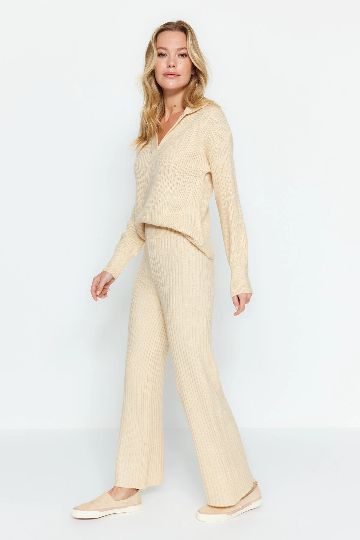 Trendyol Collection  Beiges Strickoberteil- und -unterteil-Set aus der Care Collection TWOAW24AU00097