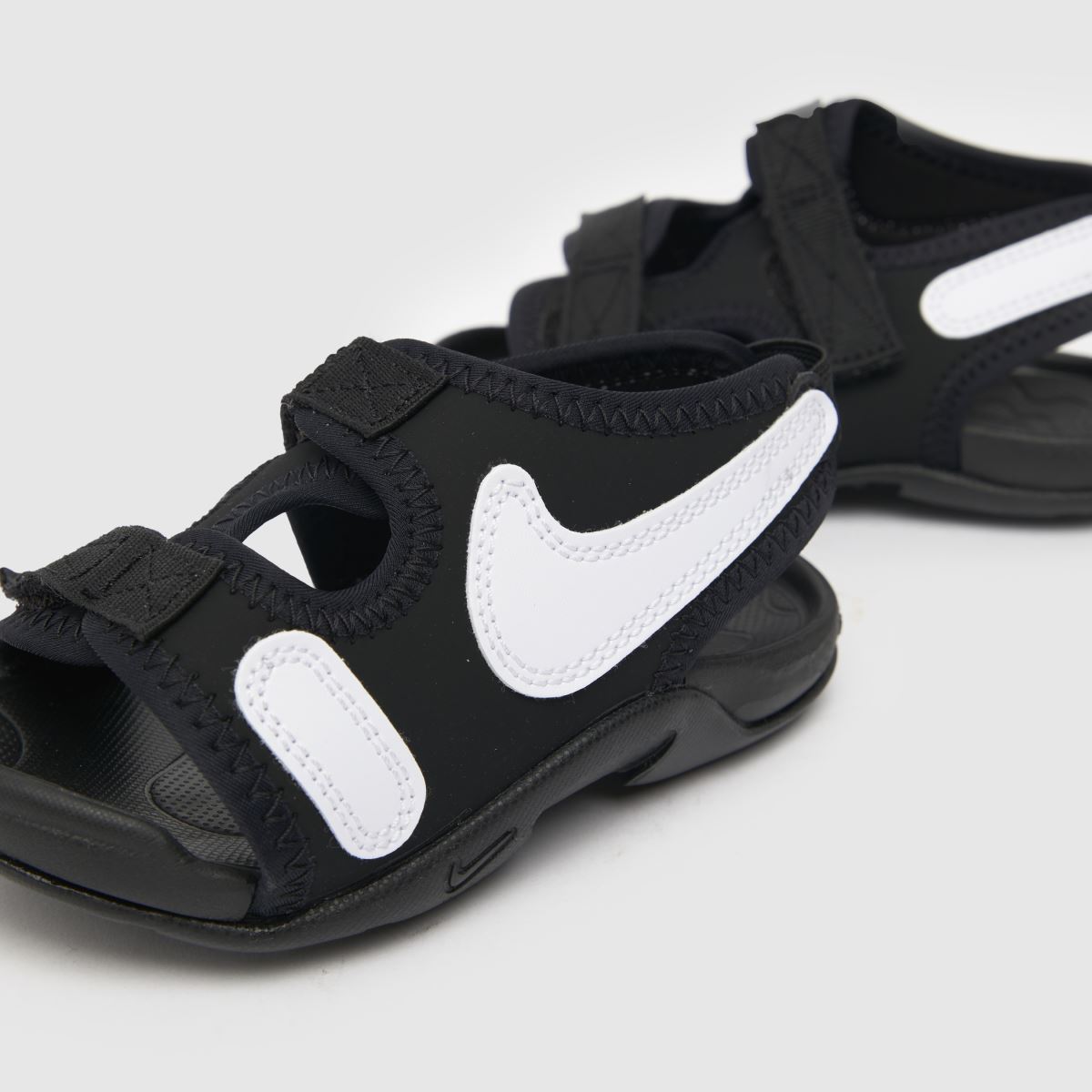 Nike svarta och vita Sunray Adjust 6 sandaler för småbarn