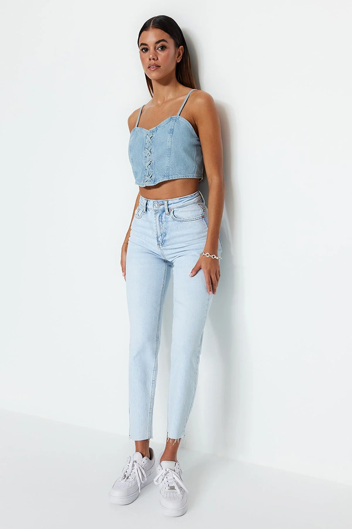Trendyol Collection  Hellblaue Slim-Mom-Jeans mit hoher Taille TWOSS23JE00094