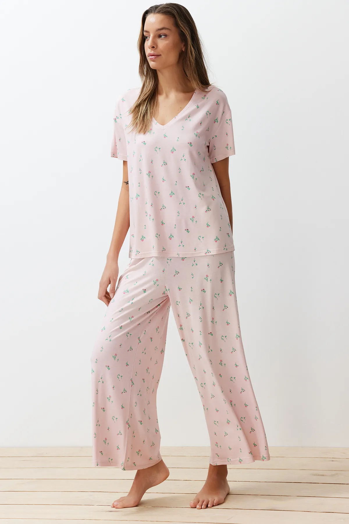 Trendyol Collection  Puder-mehrfarbiges Pyjama-Set aus Strick mit Blumenmuster THMSS24PT00231