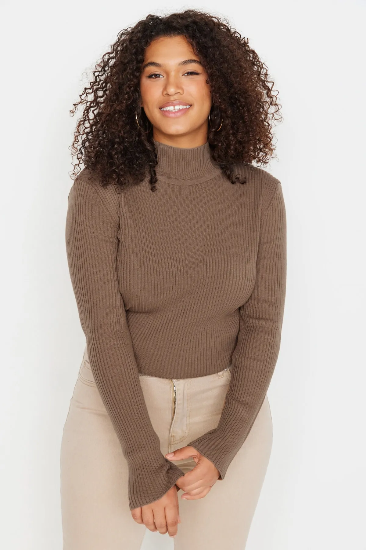 Trendyol Curve  Dünner Strickpullover mit halbem Rollkragen in Nerzbraun TBBAW23AN00022