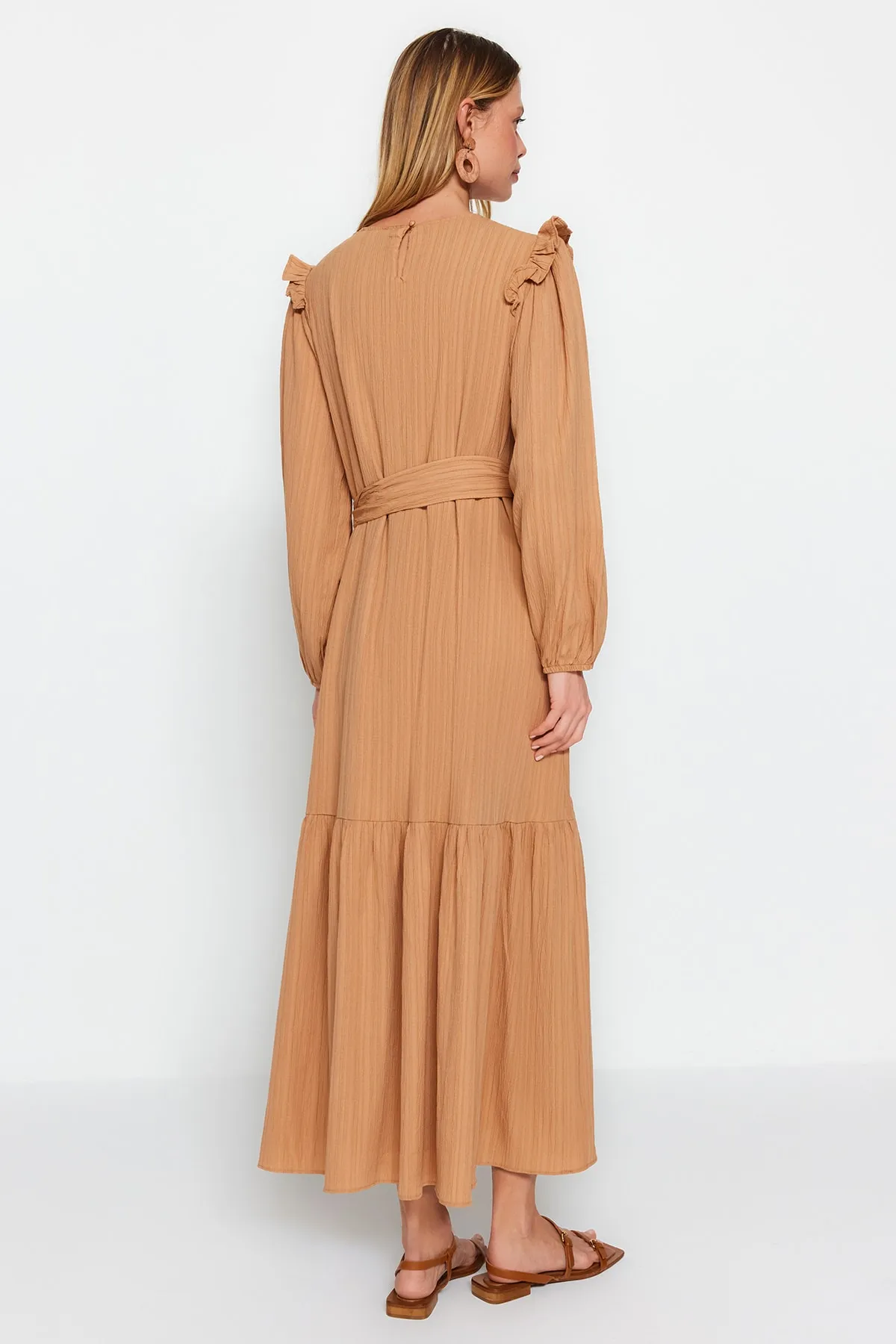 Trendyol Modest  Beiges Kleid aus Viskose-Mischgewebe mit Rüschenrock, Schultergurt und Volantfutter TCTSS23EB00290