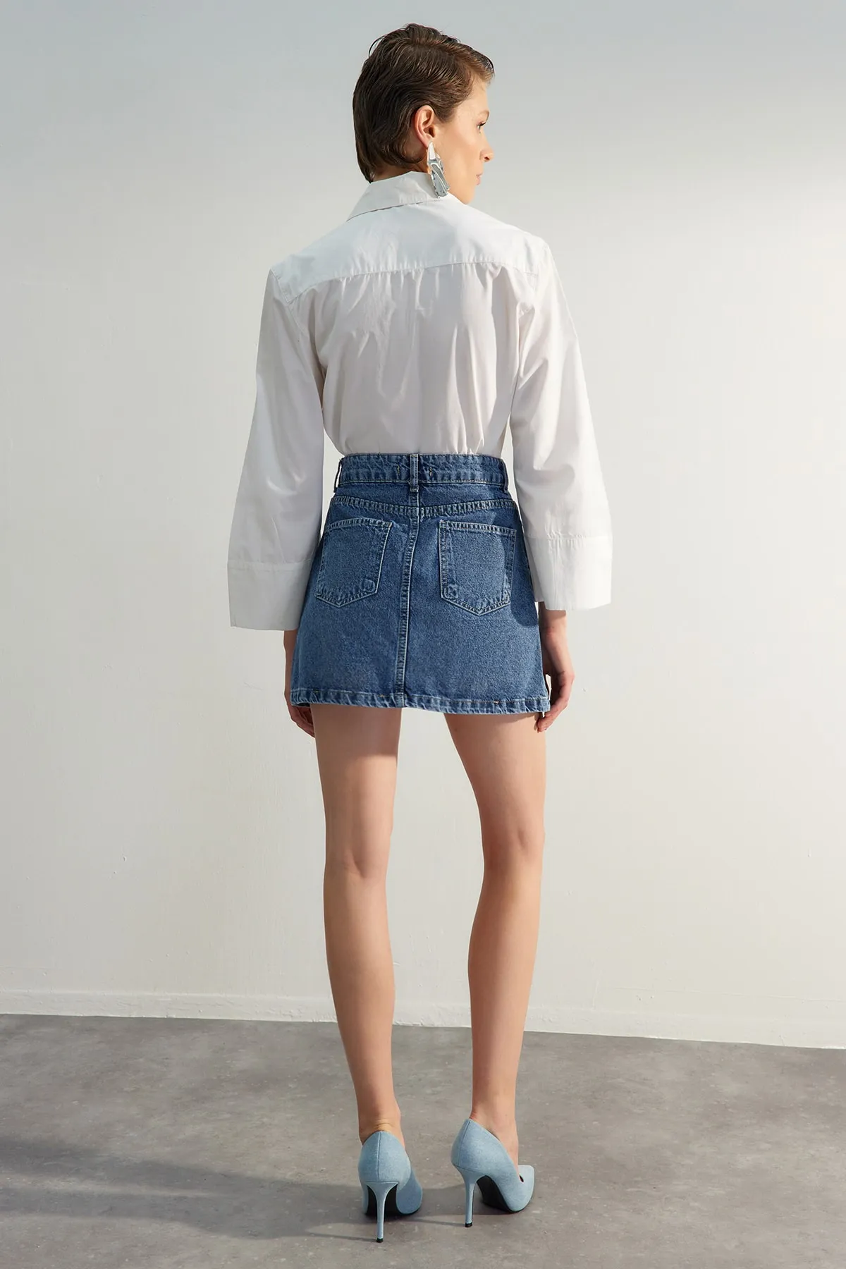 Trendyol Collection  Blauer Mini-Jeansrock mit Schlitz in Limited Edition TWOSS23ET00347