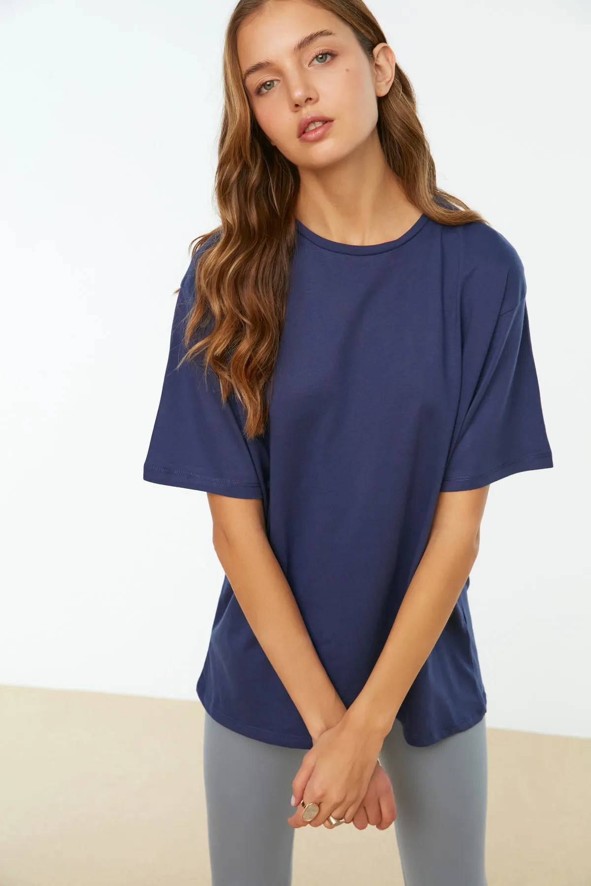 Trendyol Collection  Marineblaues Boyfriend-Strick-T-Shirt aus 100 % Baumwolle mit weitem Schnitt und Rundhalsausschnitt TWOSS20TS0134
