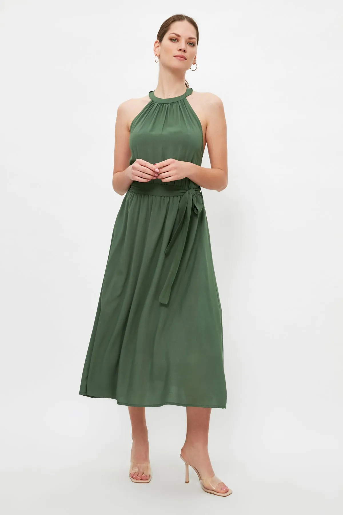 Trendyol Collection  Khakifarbenes A-Linien-Midikleid aus Viskose mit Neckholder und Gürtel TWOSS19EL0155