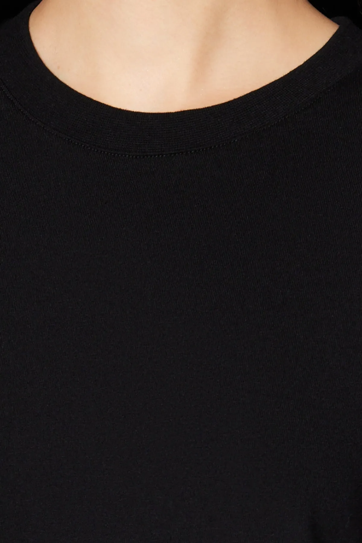 Trendyol Collection  Schwarzes Premium-Basic-Strick-T-Shirt mit Rundhalsausschnitt aus 100 % Baumwolle TWOSS23TS00042