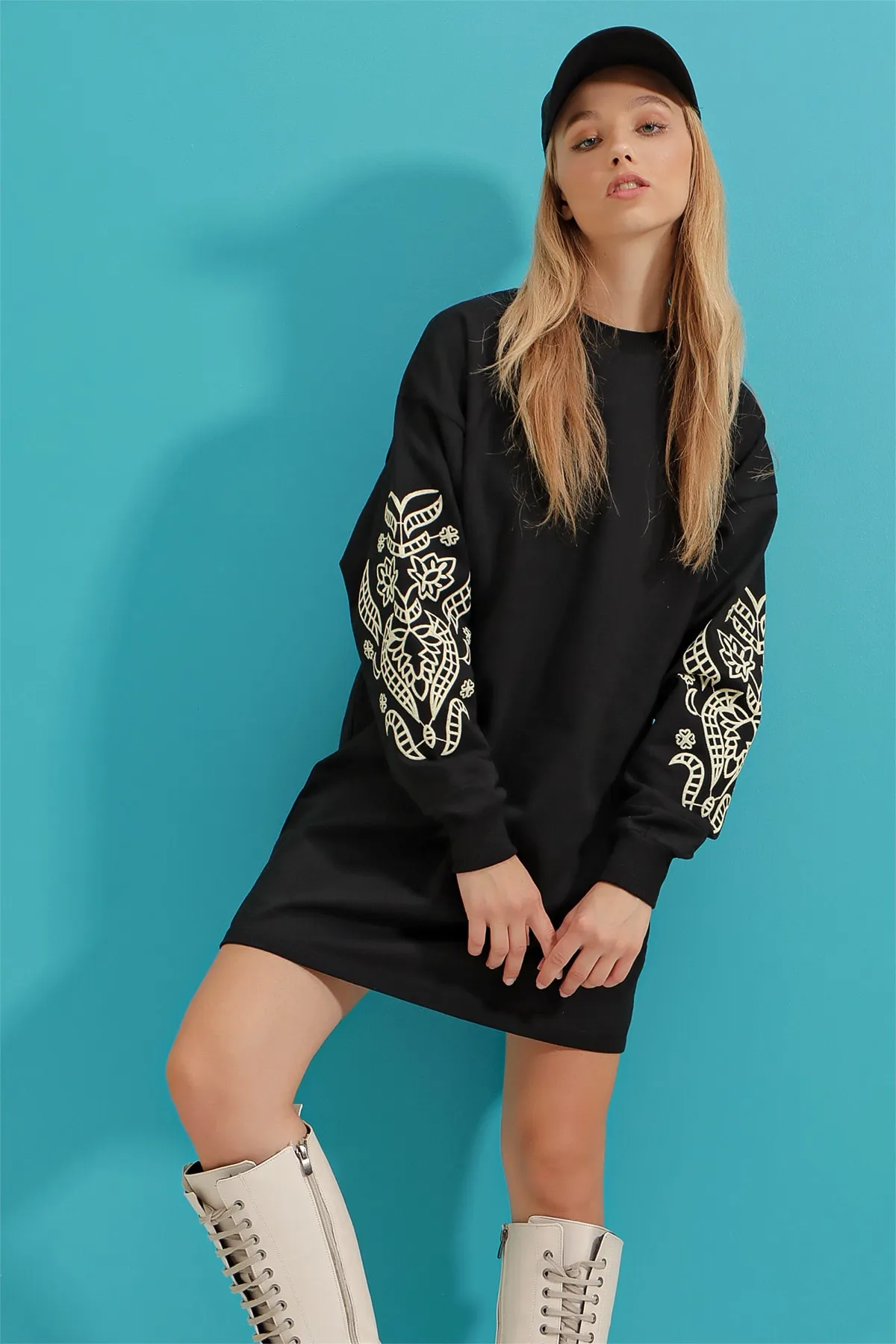Trend Alaçatı Stili  Damen-Sweatkleid mit schwarzen Ärmeln und Stickerei-Print ALC-X3095