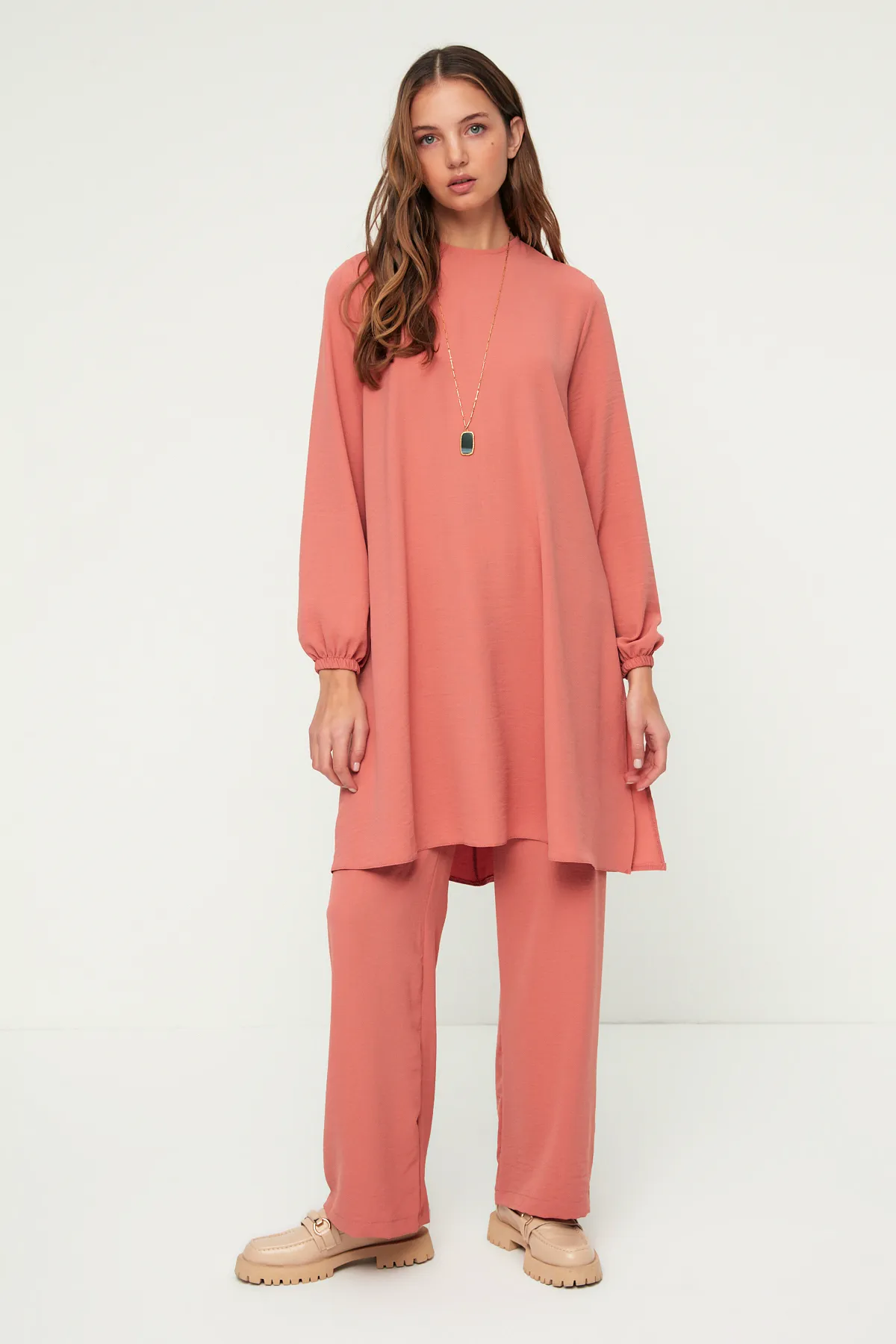 Trendyol Modest  Gewebtes Aerobin-Tunika-Hosen-Set mit elastischen Ärmeln und weitem Bein von Dried Rose TCTSS22US0023