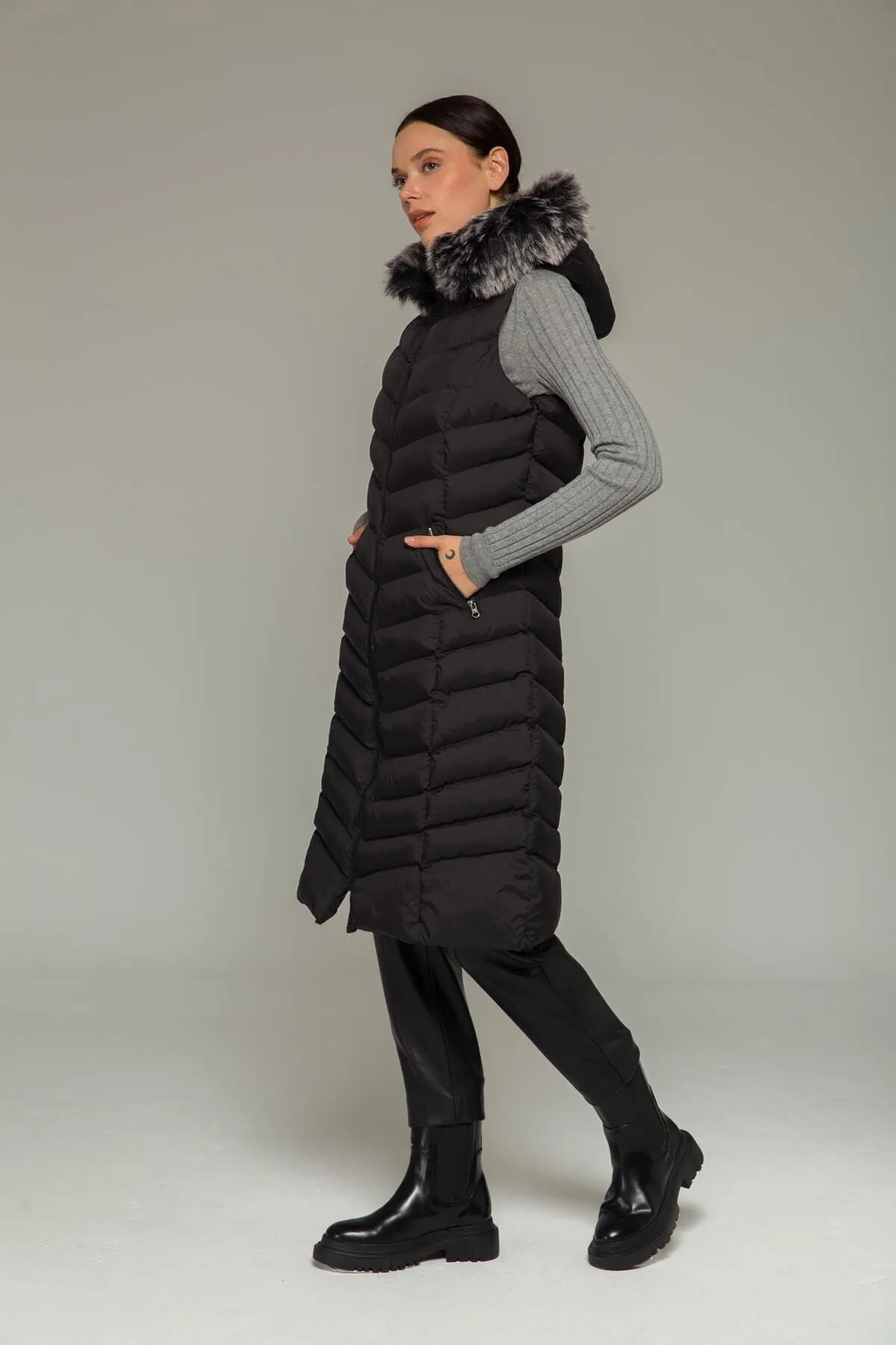 Olcay  Schwarze Pufferweste mit Fellkapuze für Damen