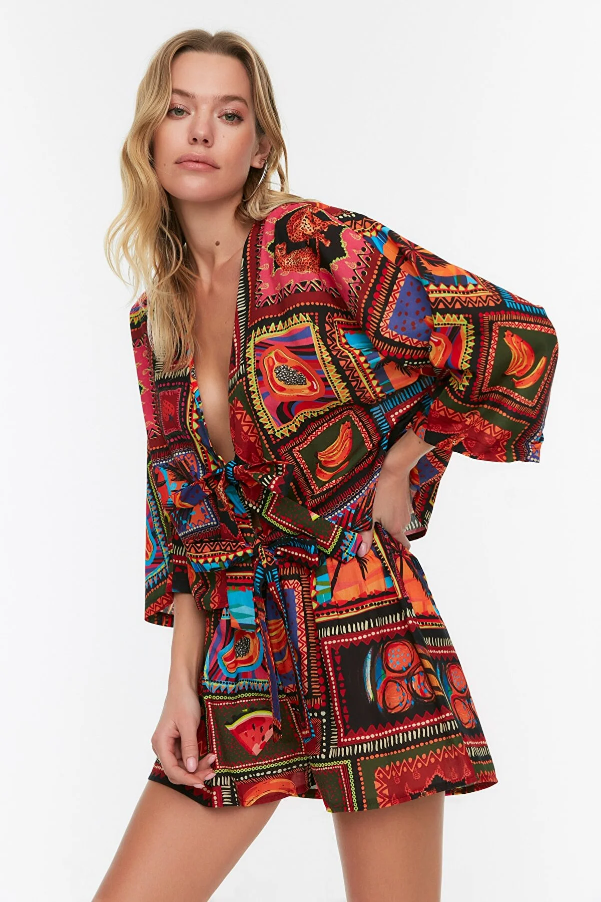 Trendyol Collection  Tropisch gemustertes, gewebtes Hemd-Shorts-Set aus 100 % Baumwolle TBESS22AU0086