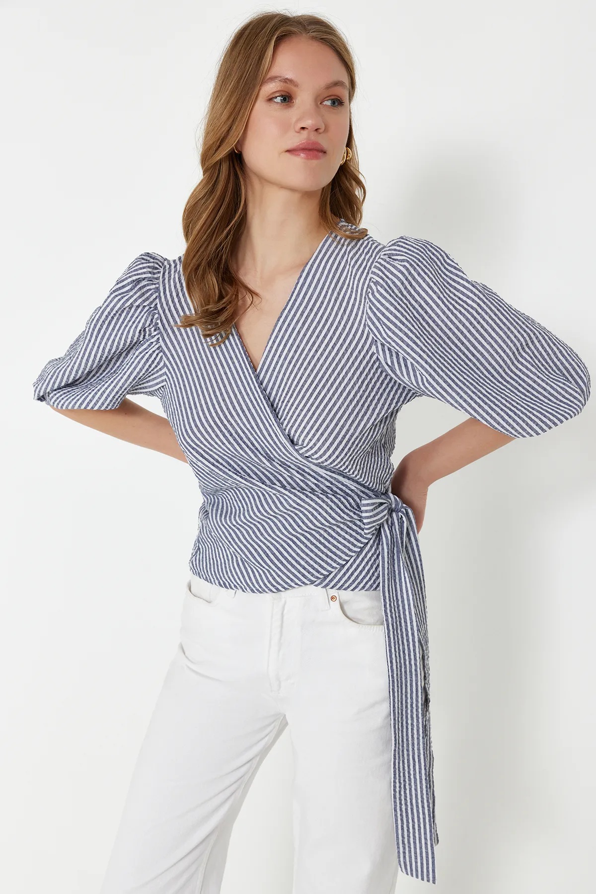 Trendyol Collection  Marineblaue zweireihige Bluse aus Seersucker-Stoff mit Schnürung TWOSS24BZ00345
