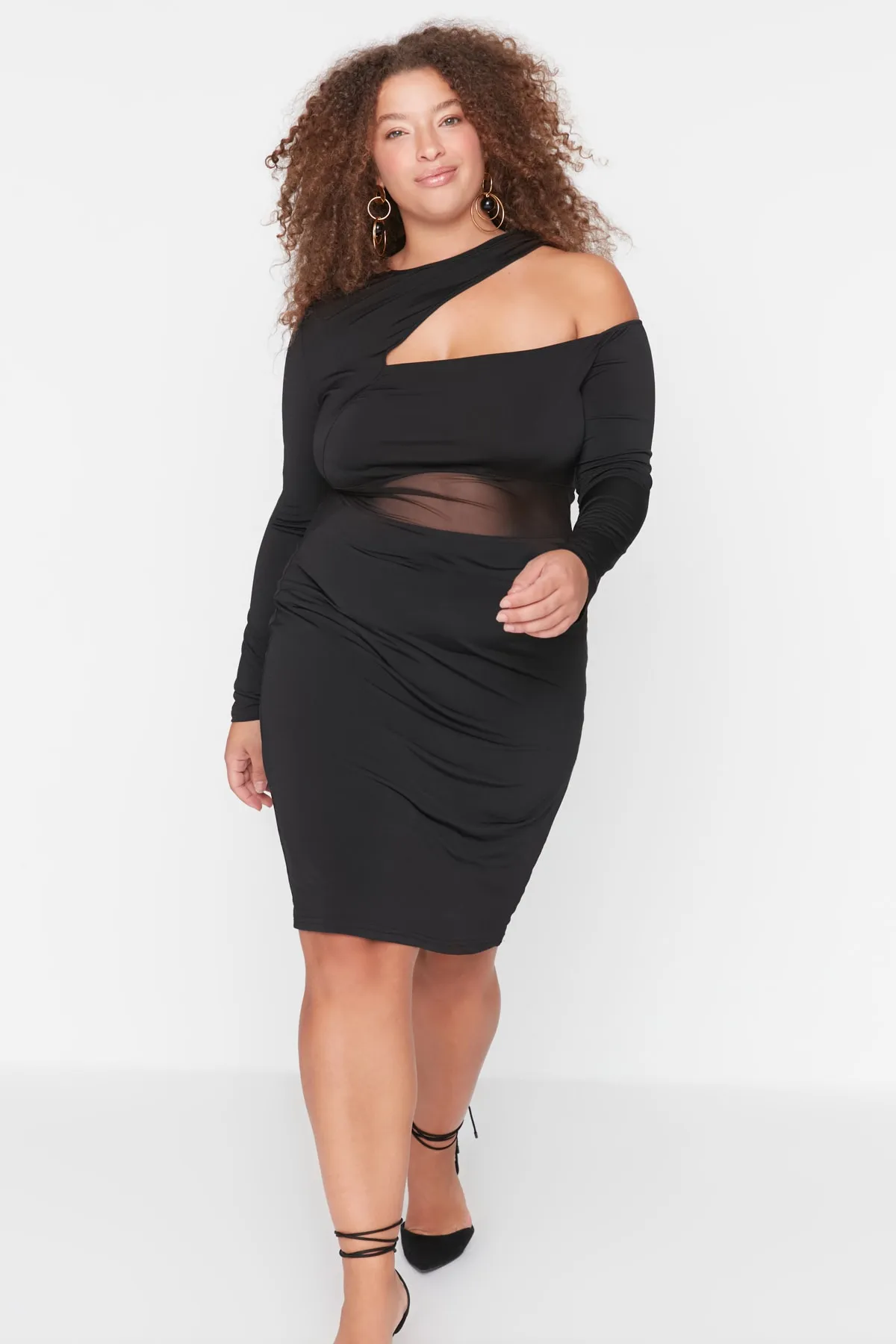 Trendyol Curve  Schwarzes Midi-Strickkleid mit Fenster-/Ausschnitt-Details TBBAW23AH00028