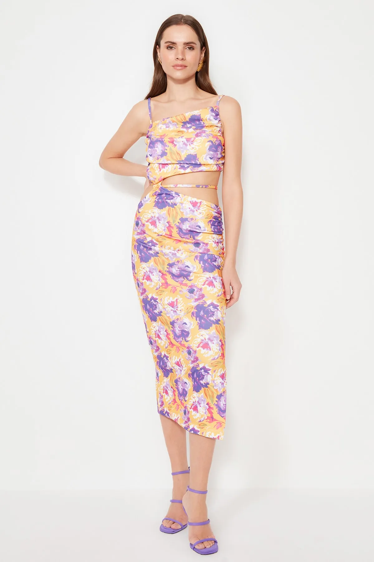 Trendyol Collection  Stilvolles Abendkleid mit mehrfarbigem Blumenmuster und Raffdetails TPRSS22EL0960