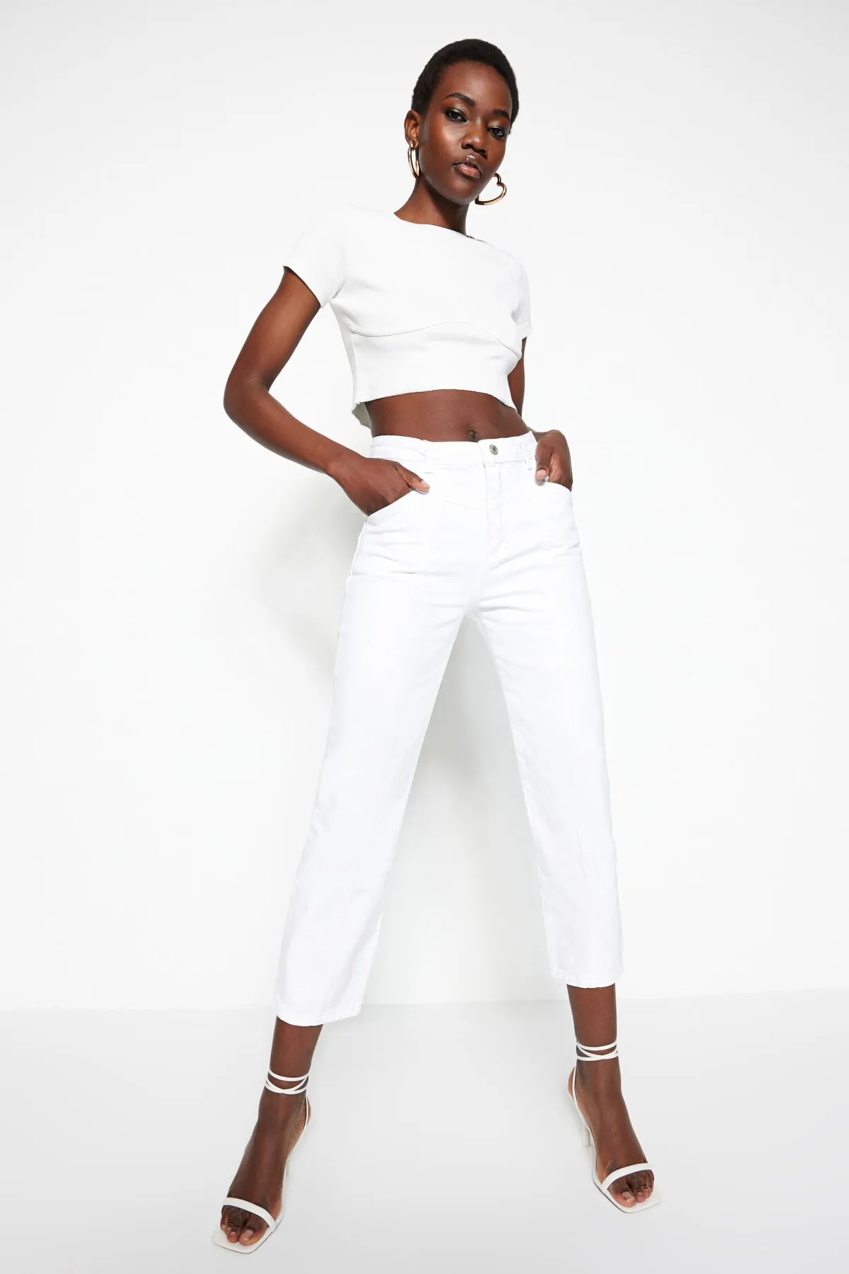 Trendyol Collection  Weiße High Waist Straight Jeans mit Taillendetail TWOSS20JE0425