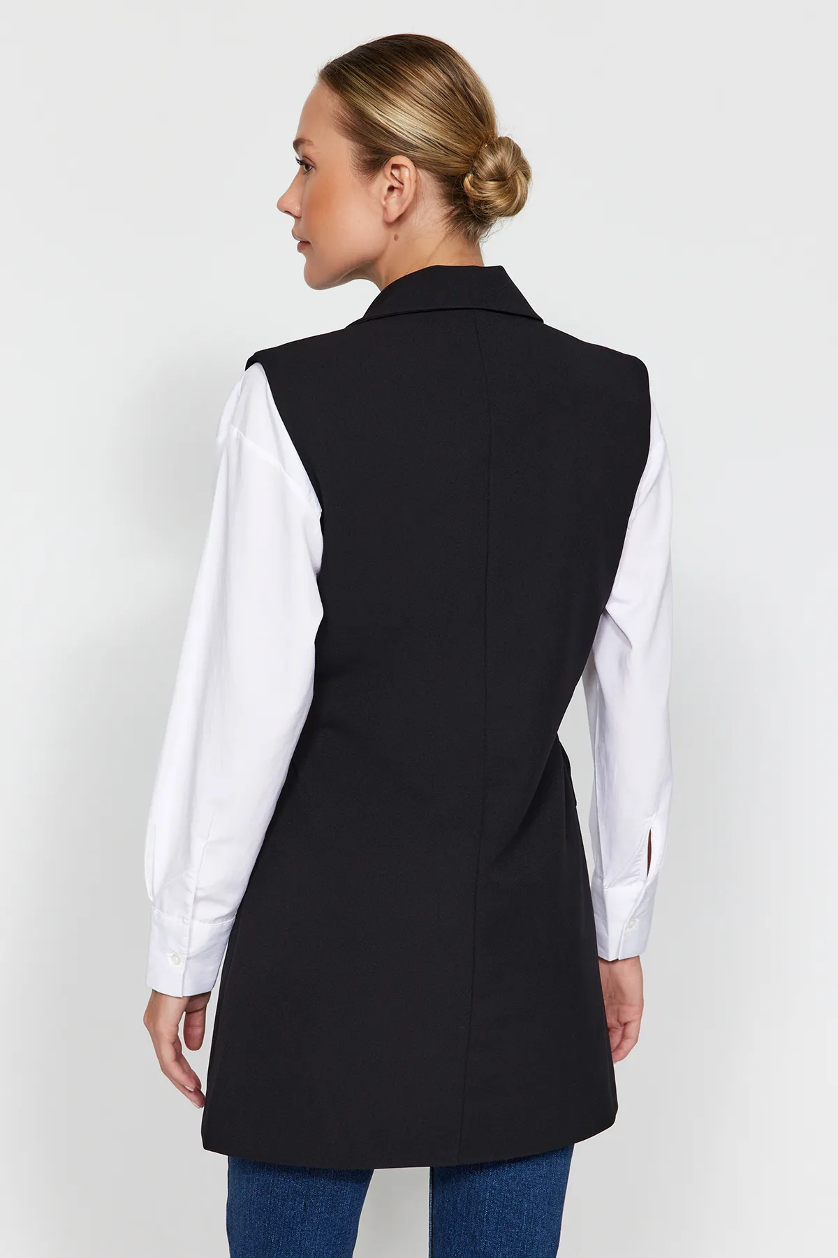 Trendyol Modest  Schwarze Jacke, Kragen, Taille, Bindedetail, gefütterte Webweste TCTAW24YL00025