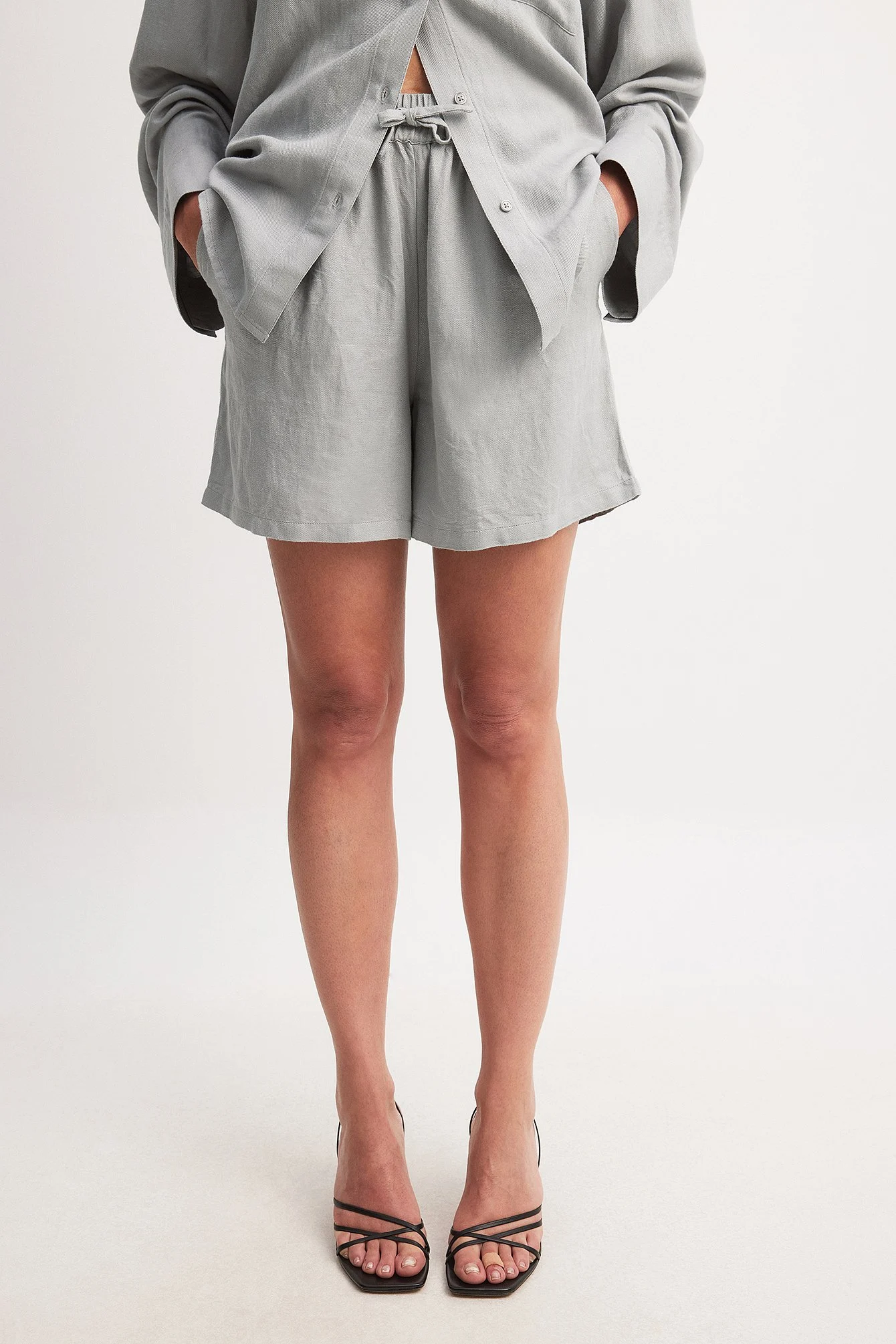 Weite Shorts mit halbhoher Taille aus Viskose-Mix