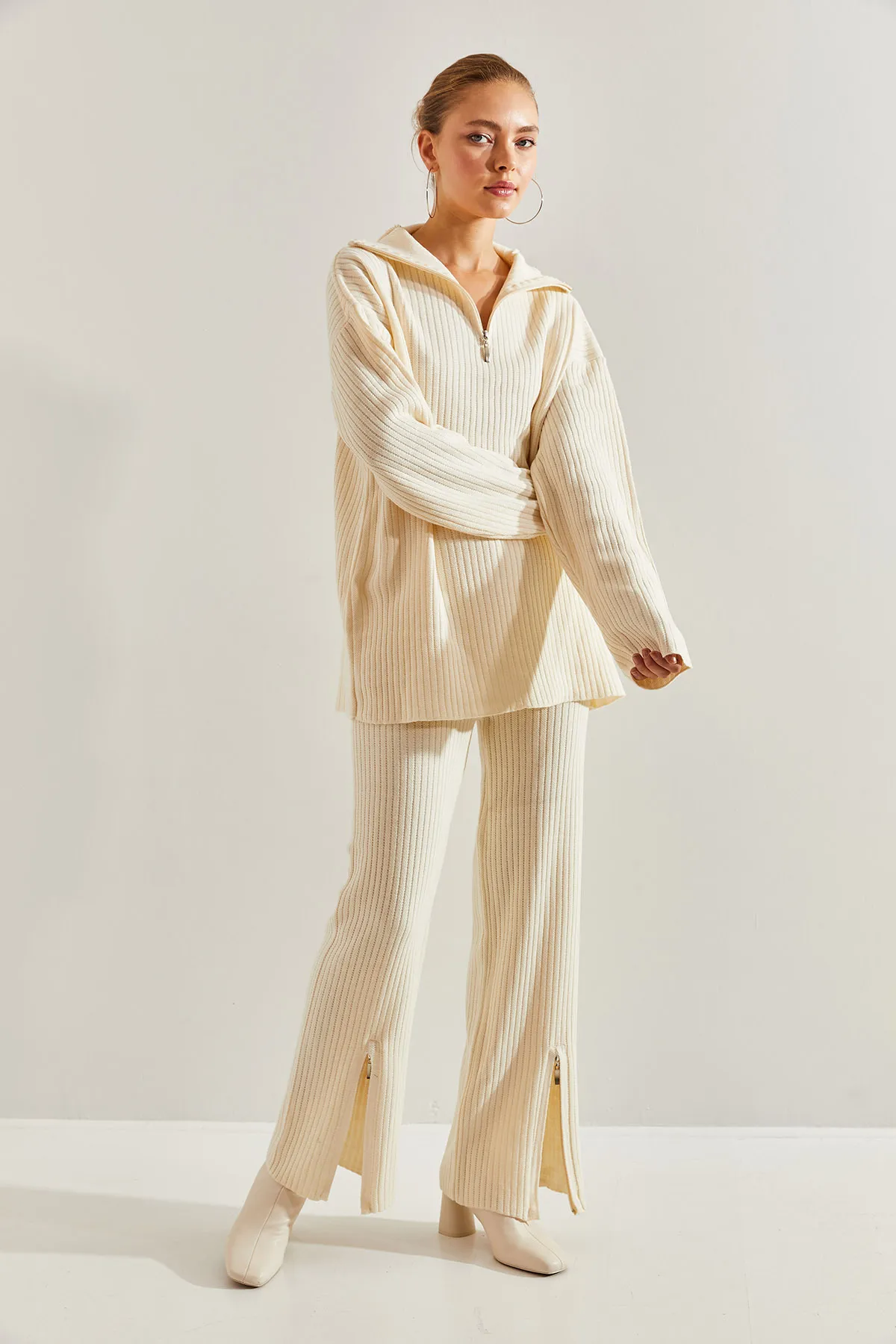 Bianco Lucci  Set aus Strickunterteil und Oberteil für Damen mit Beinen und Kragen mit Reißverschluss