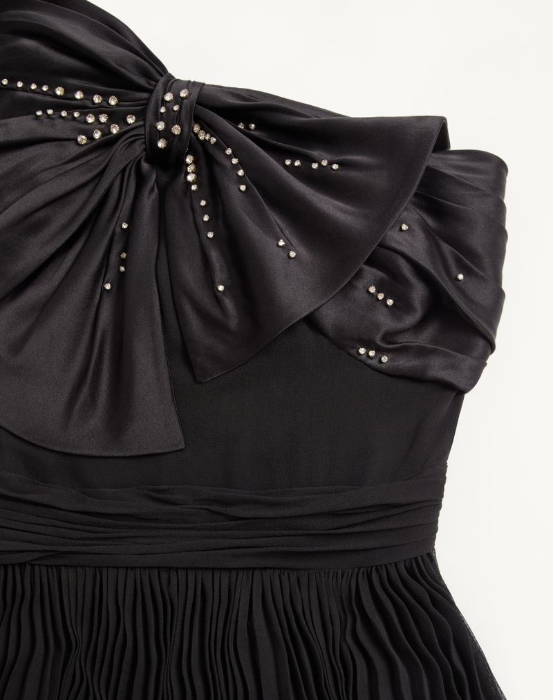 Lang kjole i broderet lys georgette