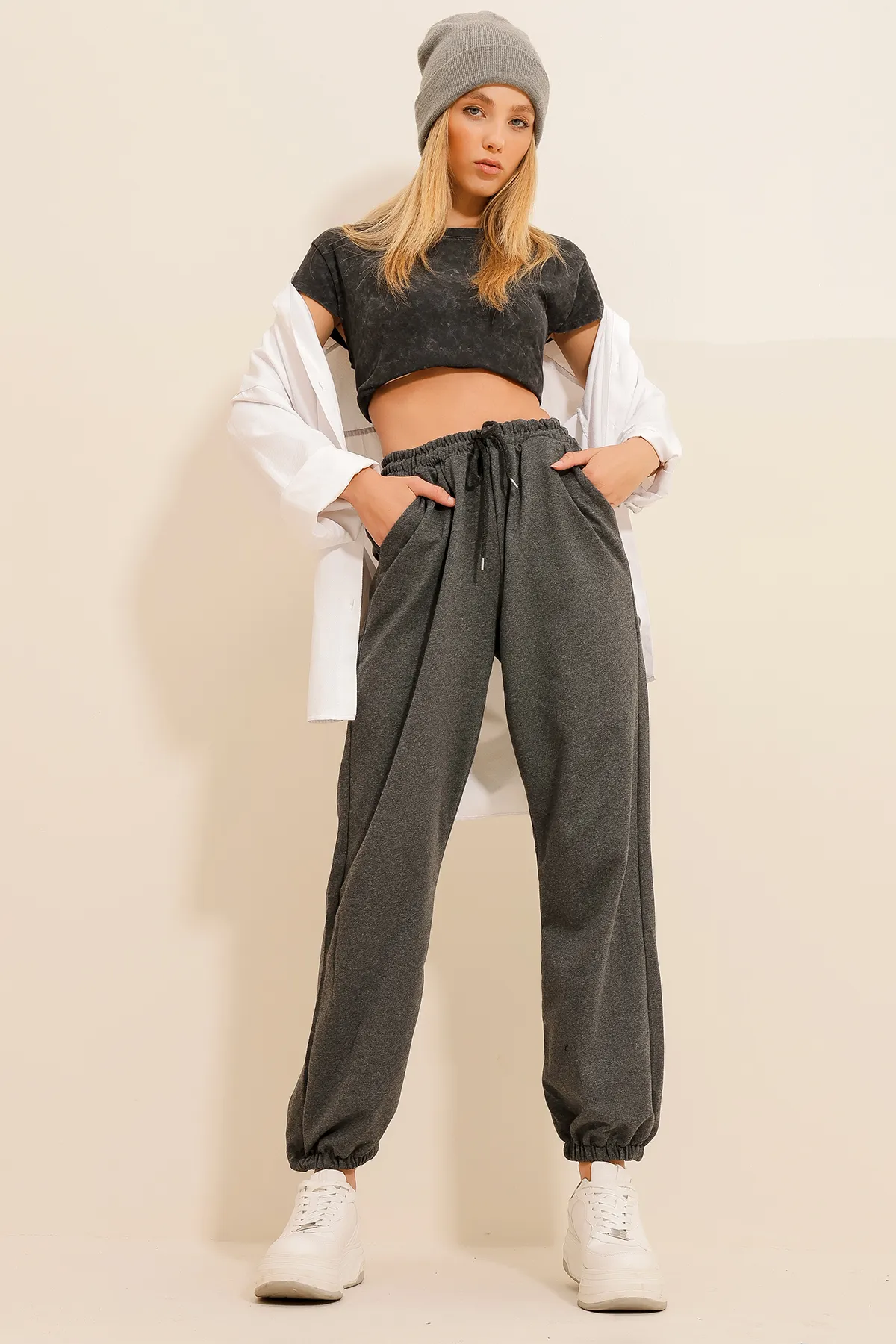 Trend Alaçatı Stili  Anthrazitfarbene Jogginghose mit elastischem Bein und zwei Fäden für Damen ALC-Y2933