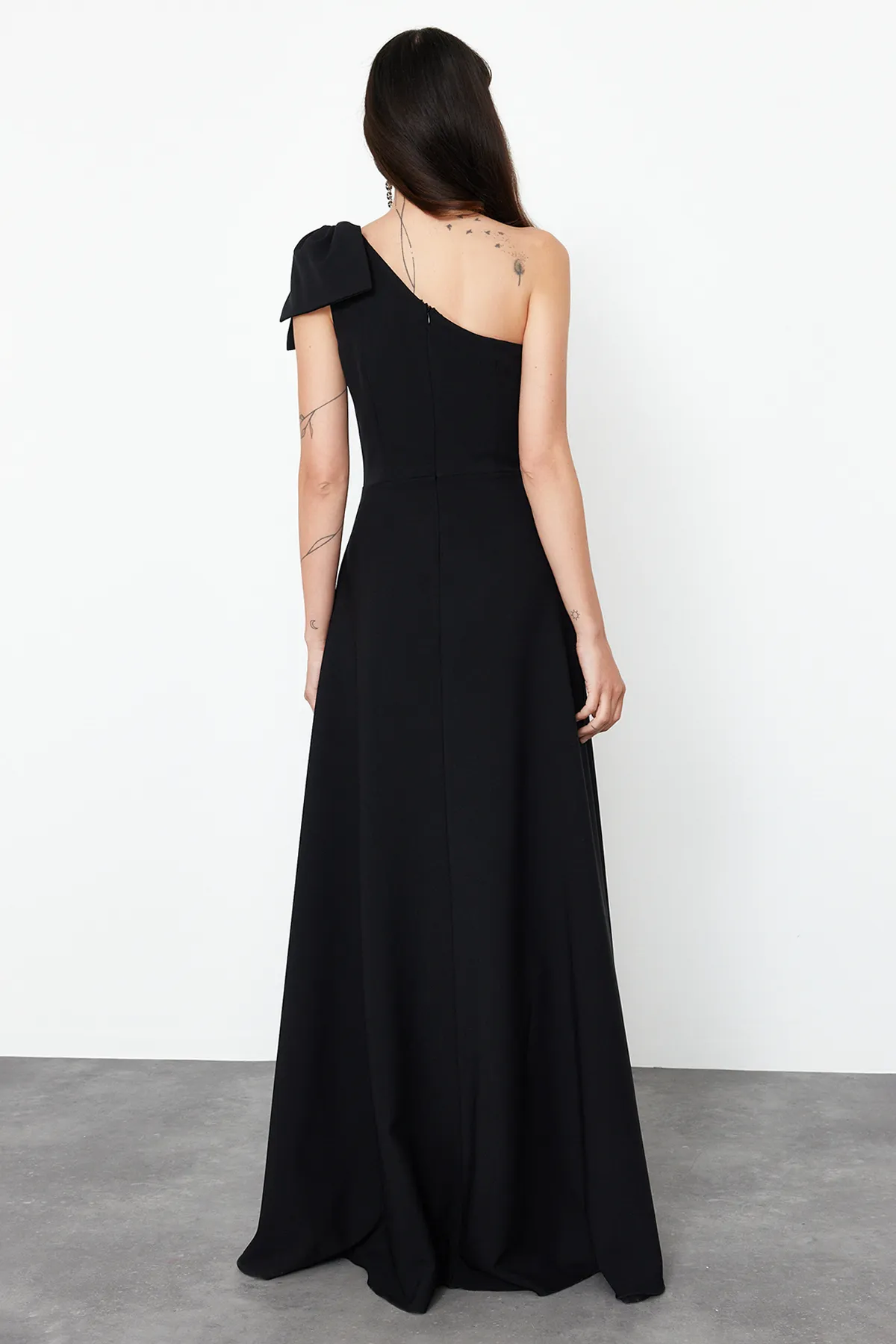 Trendyol Collection  Schwarzes, gewebtes Abend- und Homecoming-Kleid mit Schleife und einem Ärmel TPRSS24AE00163
