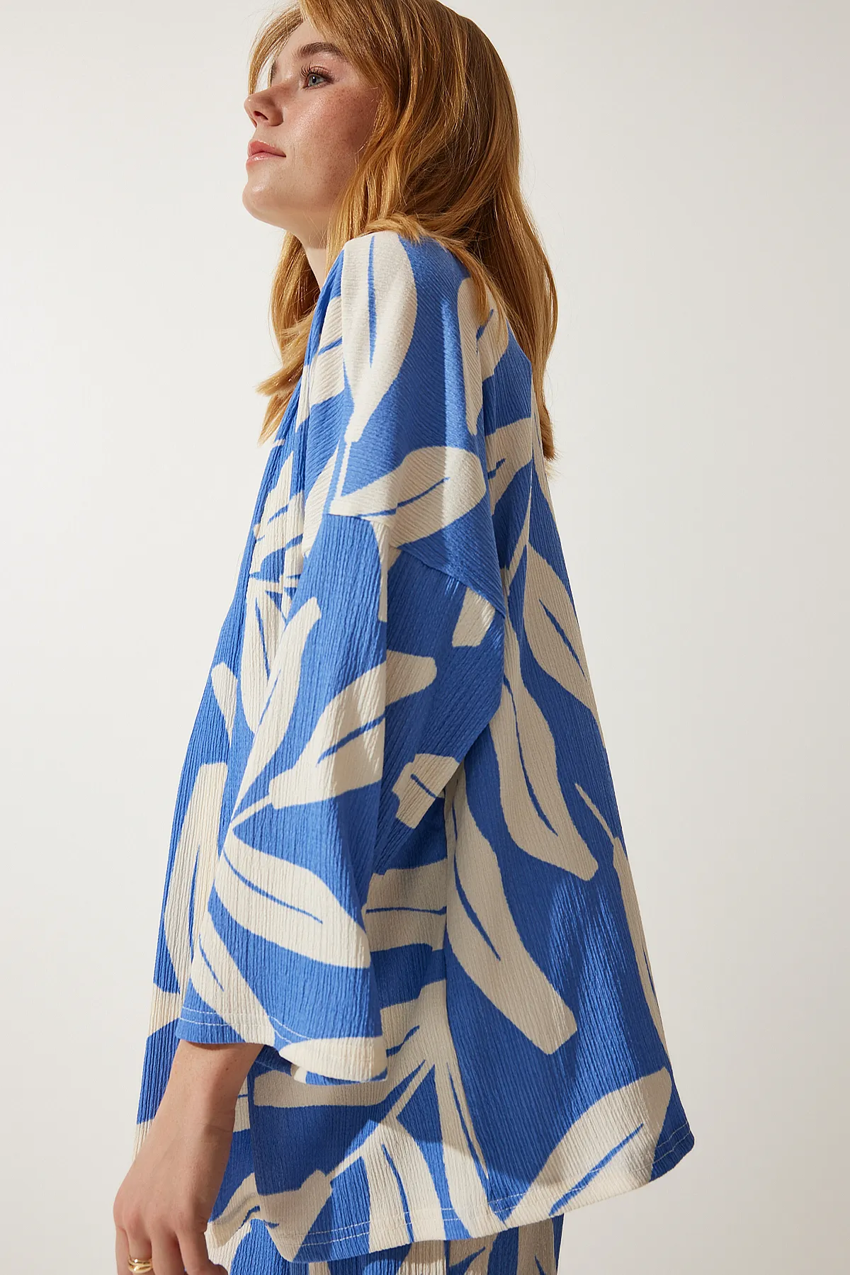 Happiness İstanbul  Himmelblaues gemustertes Crinkle-Sommerjacke-Palazzo-Set für Damen DD01304