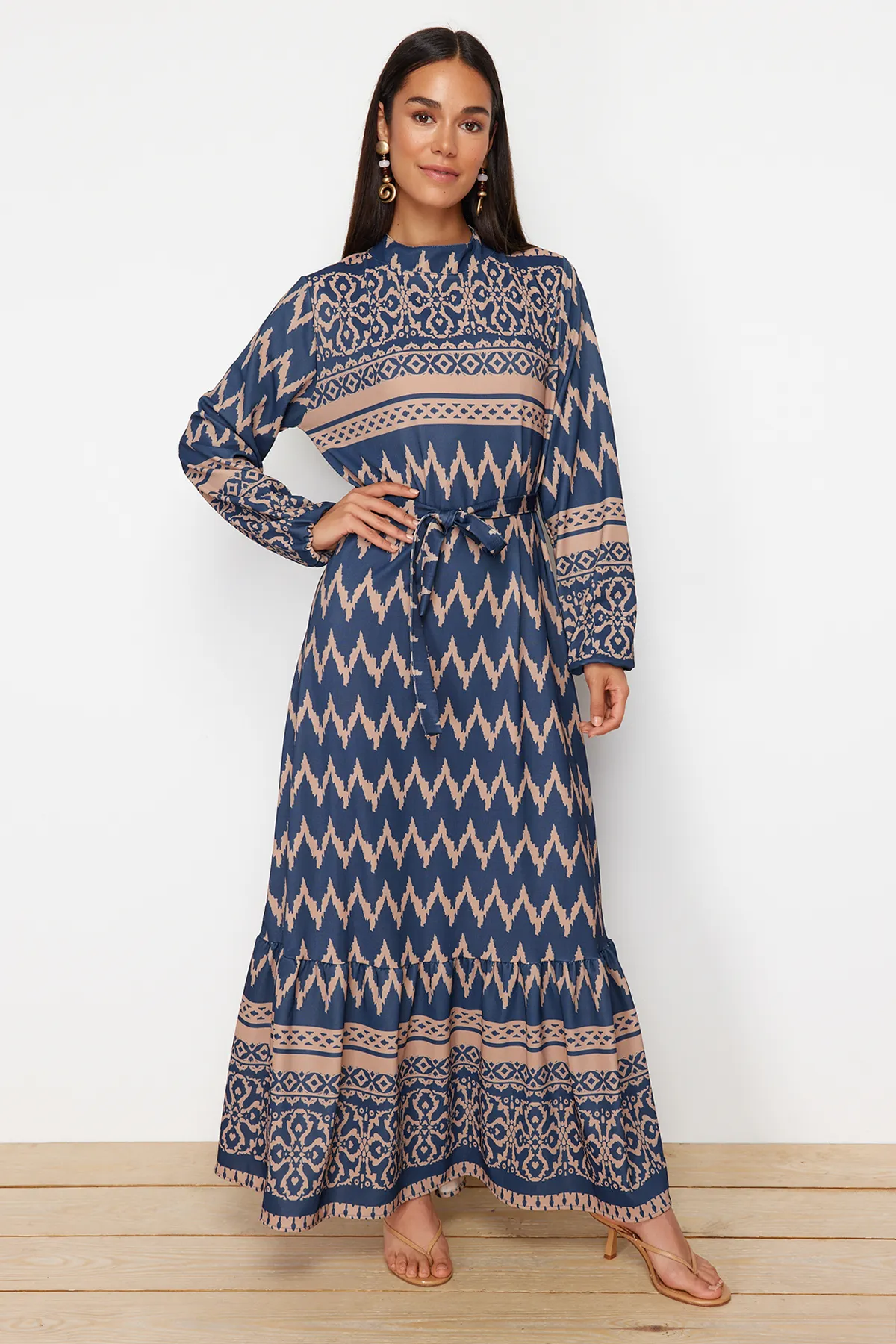 Trendyol Modest  Marineblaues gemustertes Kleid aus Viskosegewebe mit Gürtel TCTSS24EB00258