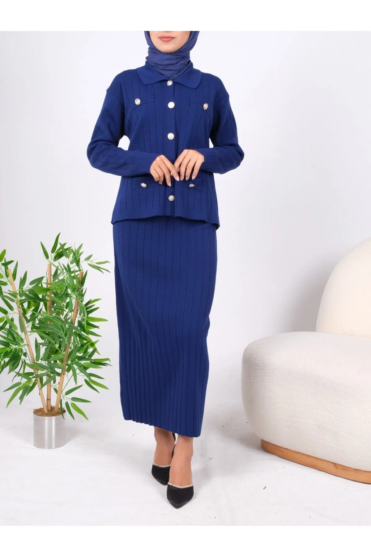 Modamorfo  Strickset mit Cardigan und schmalem Rock mit Metallknöpfen