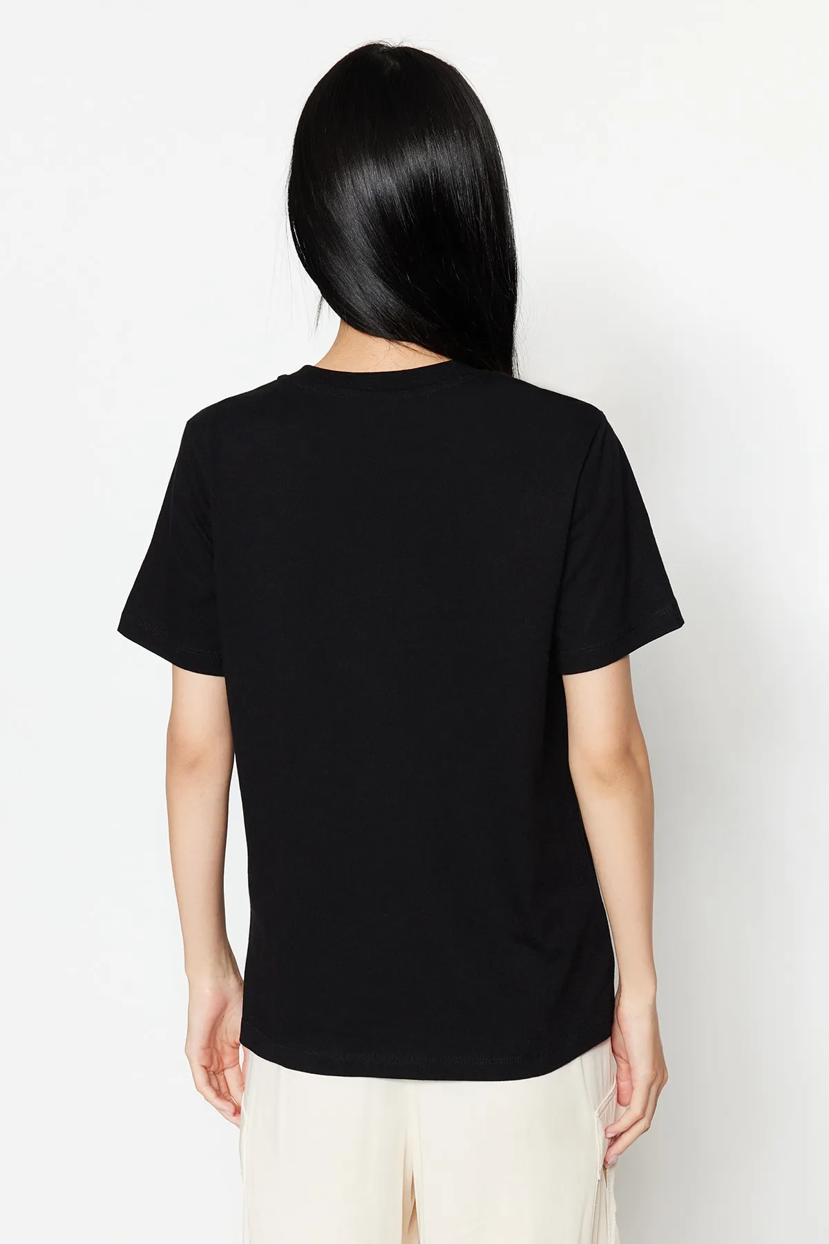 Trendyol Collection  Schwarzes Premium-Basic-Strick-T-Shirt mit Rundhalsausschnitt aus 100 % Baumwolle TWOSS23TS00042