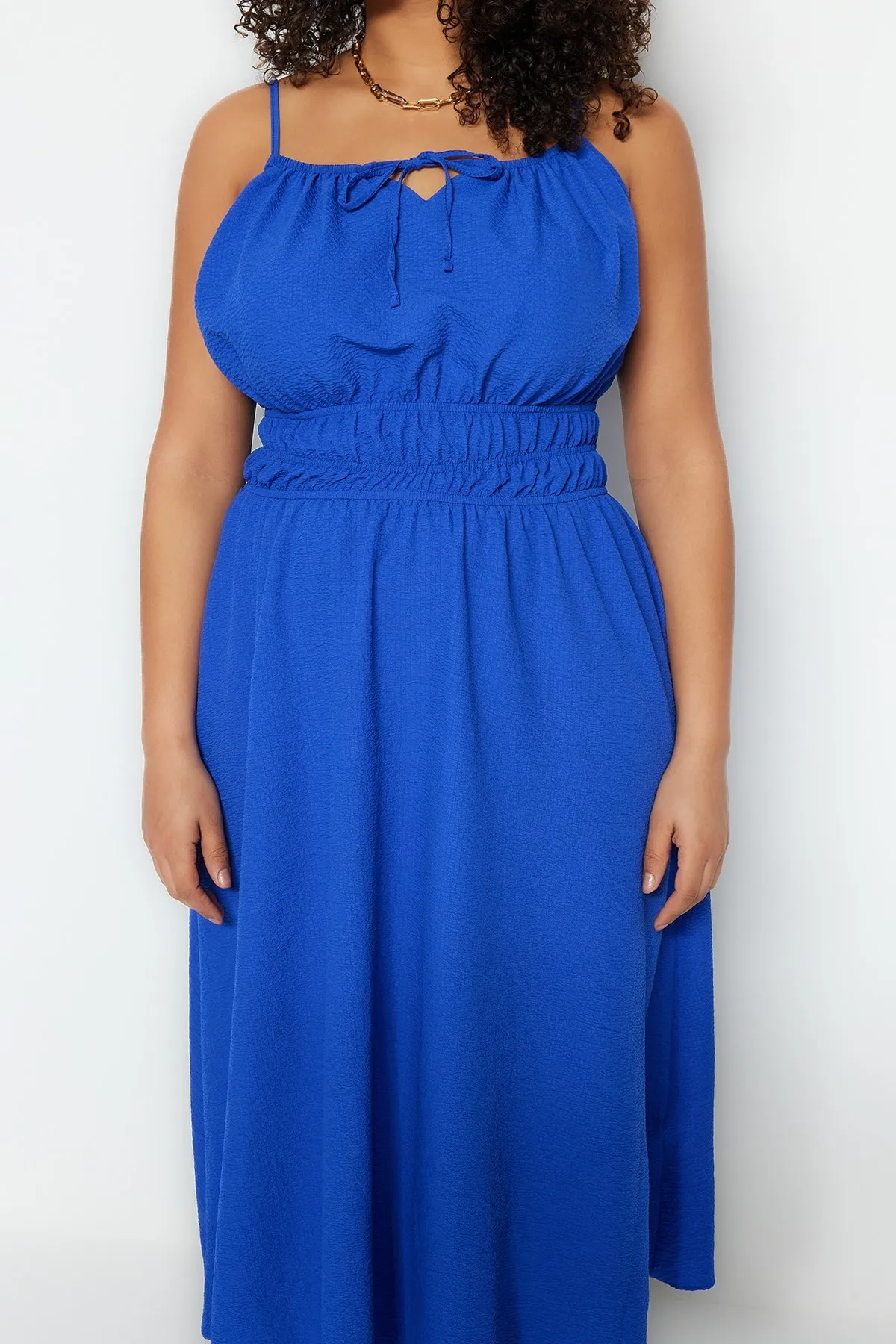 Trendyol Curve  Blaues gewebtes Kleid mit elastischer Taille TBBSS23AH00045