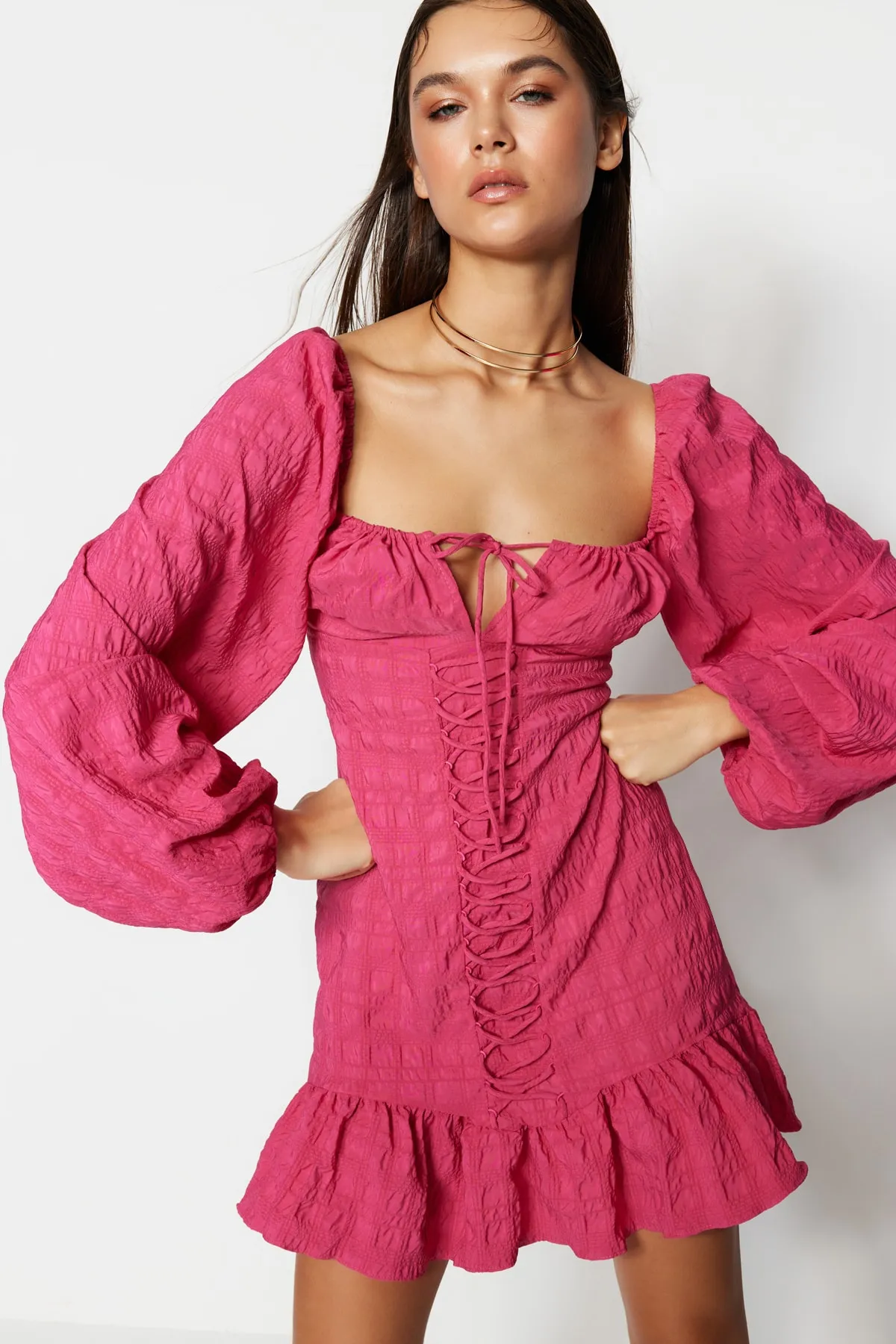 Trendyol Collection  Elegantes Abendkleid mit fuchsiafarbenem Bindedetail TPRSS23EL00024