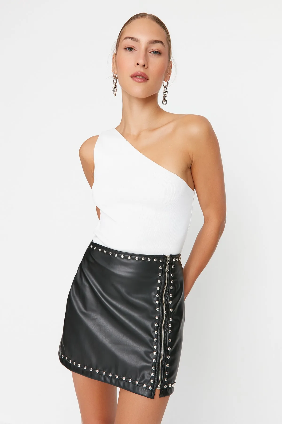 Trendyol Collection  Schwarzer Mini-A-Linien-Rock aus gewebtem Trock-Kunstleder TWOAW23ET00251