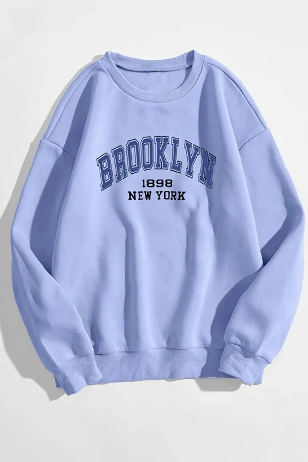 MODAGEN  Unisex-Sweatshirt mit Brooklyn-Print in Babyblau, Übergröße, Lila