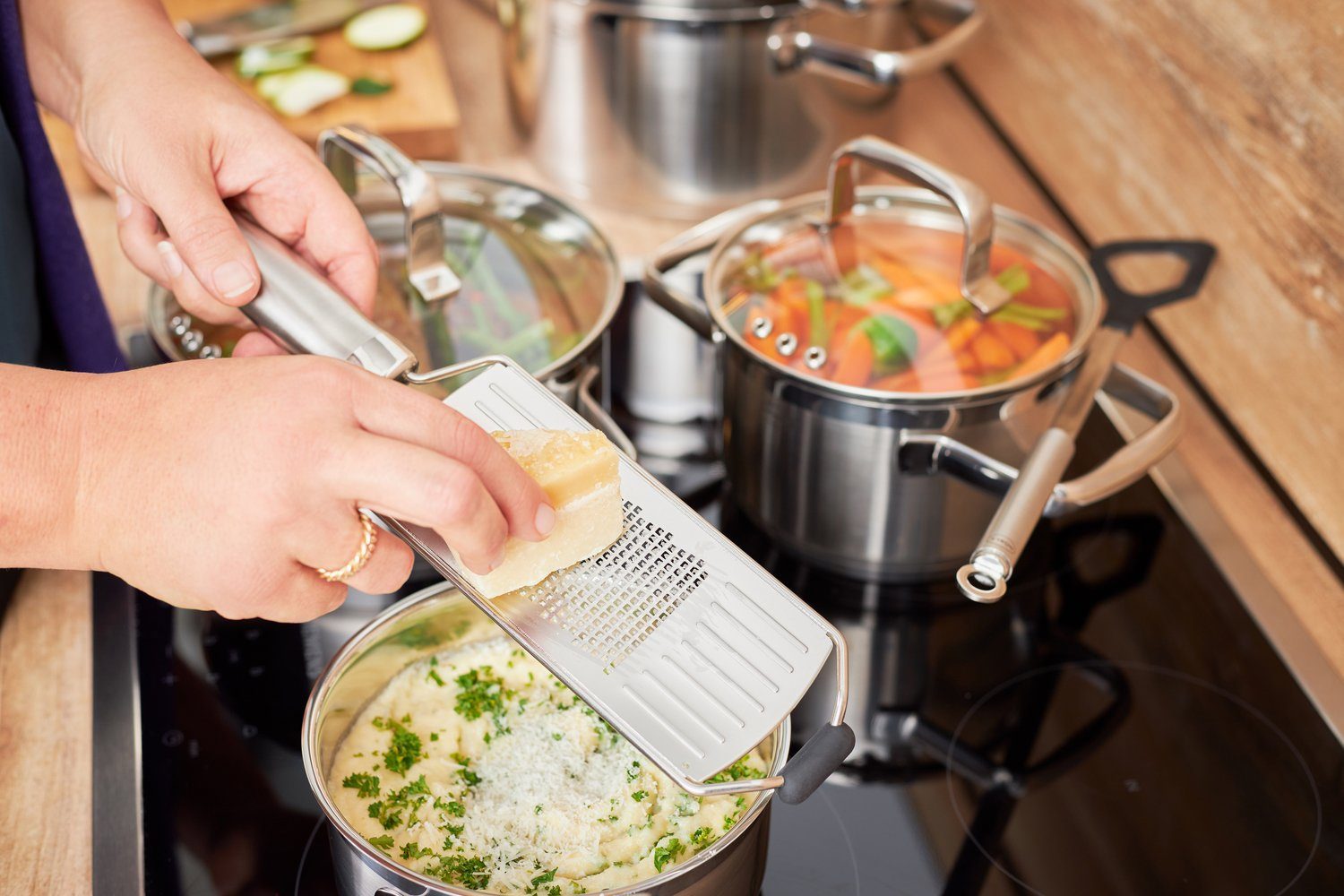 RÖSLE Küchenreibe, Edelstahl 18/10, (1-St), Feinreibe für Parmesan, Gewürze und Zitrone, mit ergonomischem Griff
