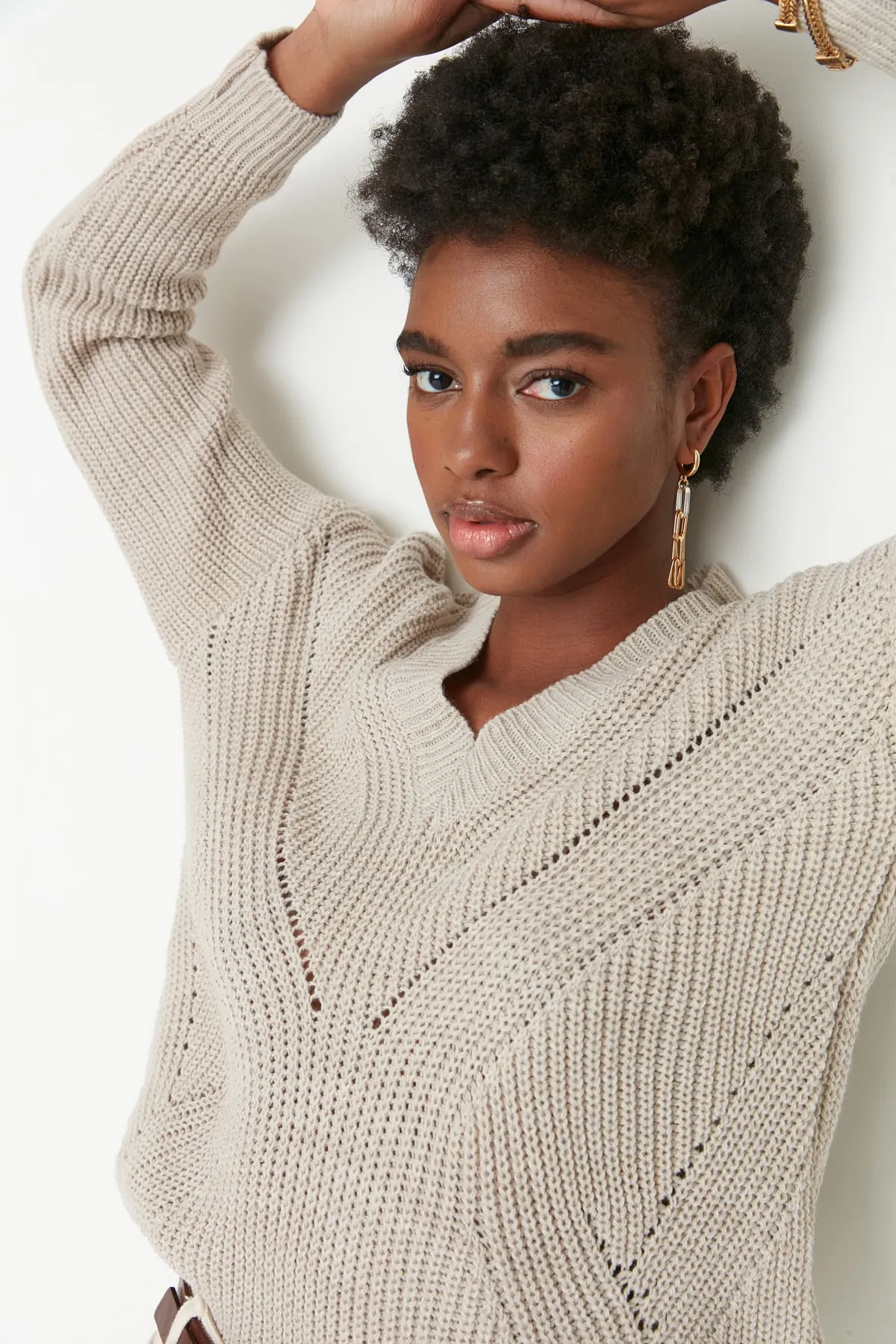 Trendyol Collection  Beigefarbener Strickpullover mit V-Ausschnitt und Lochmuster TWOAW21KZ0690