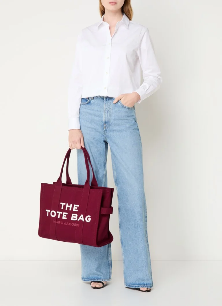 Duża torba typu tote marki Marc Jacobs wykonana z płótna z nadrukowanym logo.