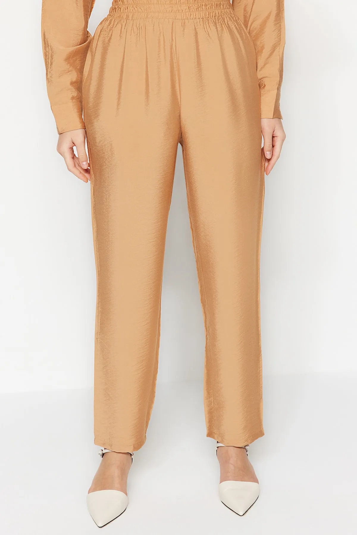Trendyol Modest  Kamelfarbenes, gewebtes Hemd-Hosen-Set mit Schwungrad-Details TCTSS23US00091