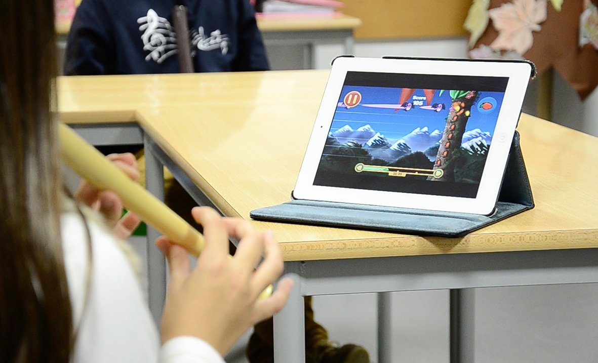 Voggenreiter Flute Master (App) mit Holz-Kunststoff-Blockflöte Blockflöte Deutsch, Sopran