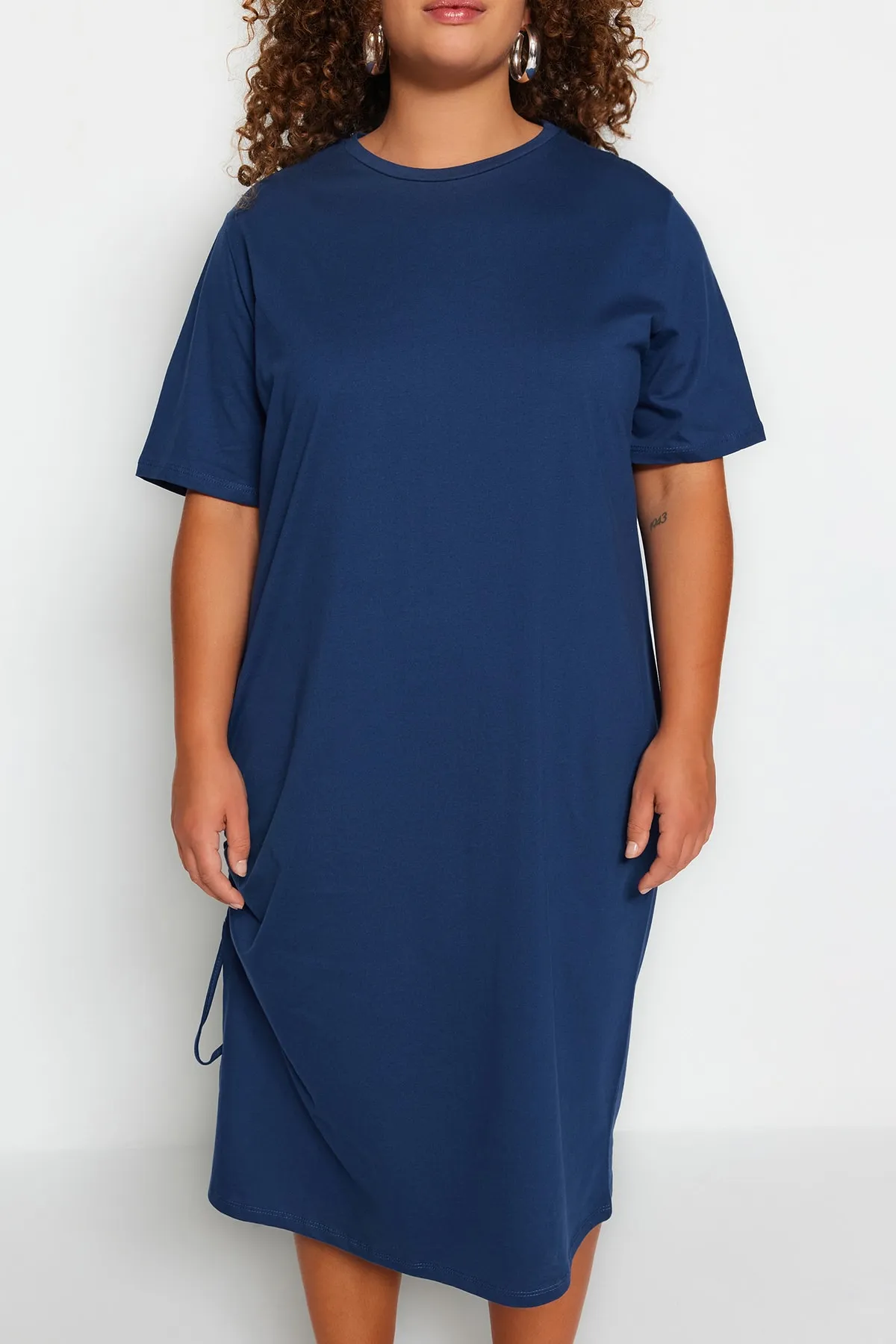 Trendyol Curve  Marineblaues, seitlich gerafftes und geschlitztes Strickkleid mit Rundhalsausschnitt TBBSS23AH00155