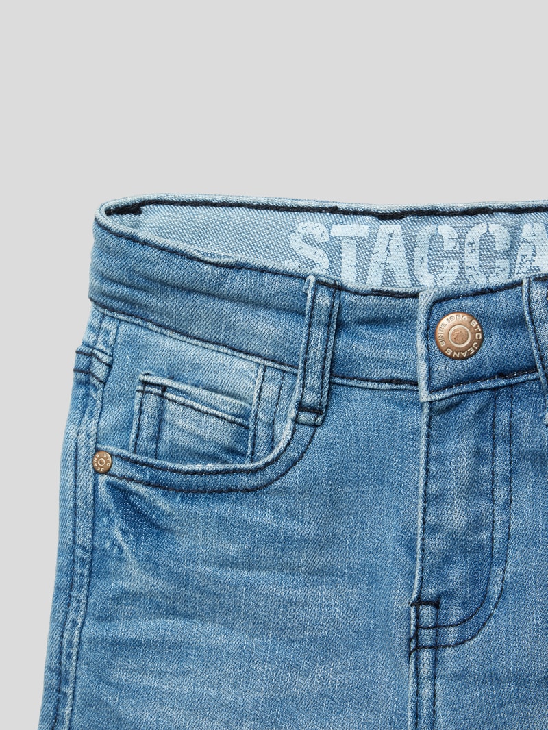 Jeans mit Label-Patch in jeans