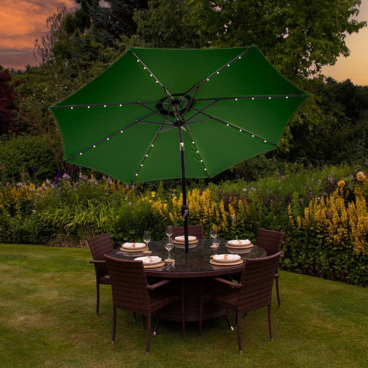 Monstershop 270 cm LED Sonnenschirm mit Kippfunktion