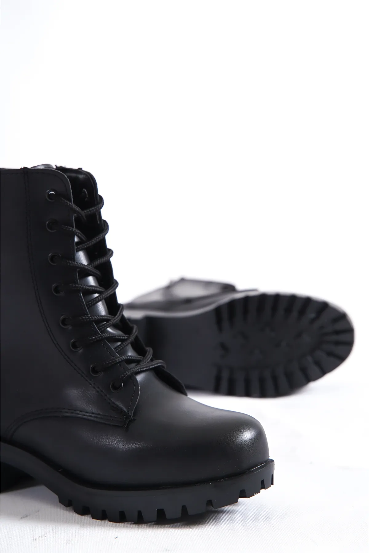 Capone Outfitters  Schnürstiefel mit Trak-Sohle und seitlichem Reißverschluss