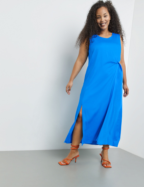 Langes Kleid mit seitlicher Raffung