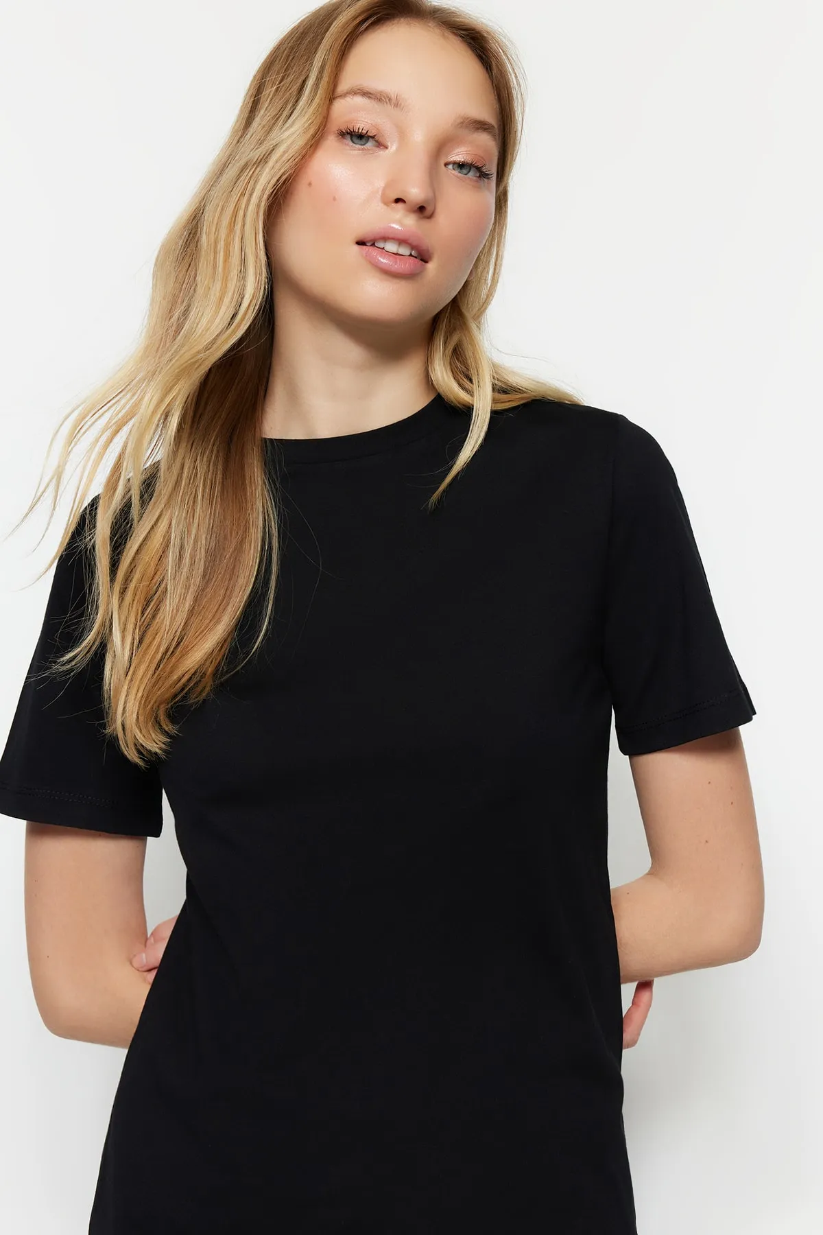 Trendyol Collection  Schwarzes Basic-Strick-T-Shirt mit Rundhalsausschnitt aus 100 % Baumwolle TWOSS23TS00000