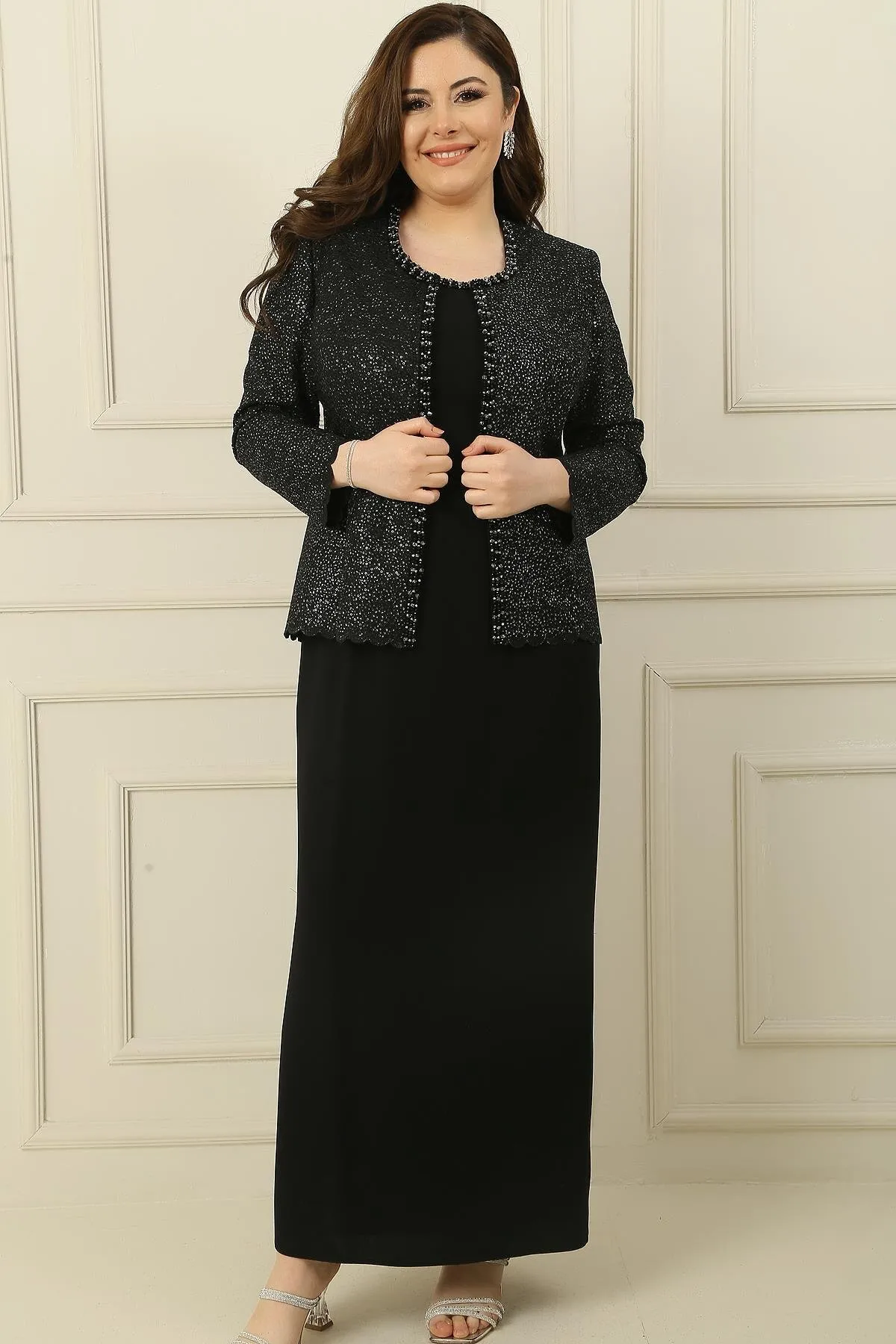 By Saygı  2-teiliges Set mit Kragen, Steinfutter, langem Kreppkleid und Paillettenjacke in Übergröße