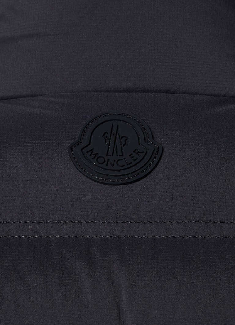 Vestă matlasată Moncler Oserot cu umplutură de puf și buzunare cu fermoar.