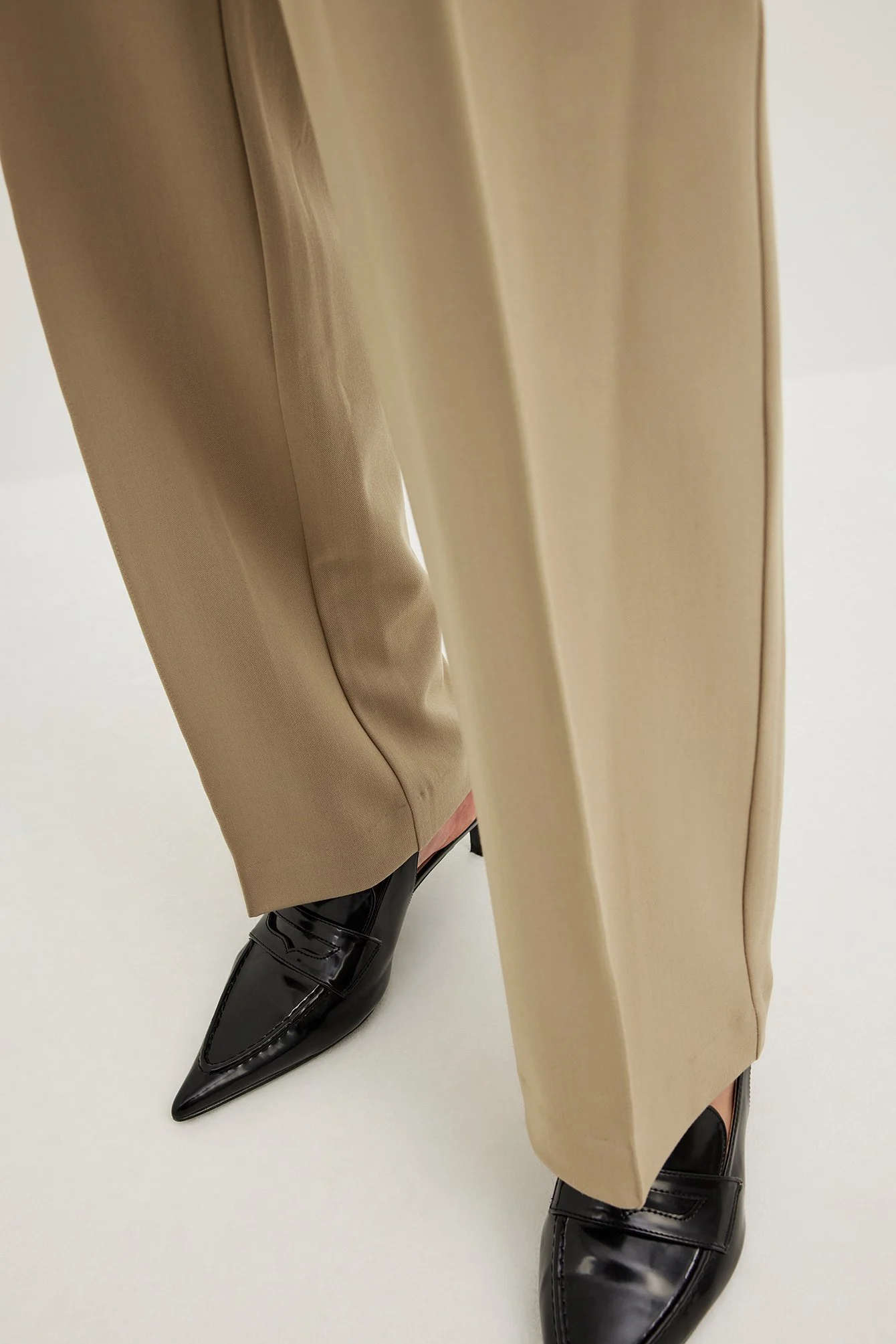 Anzughose mit mittelhoher Taille und Nahtlinie