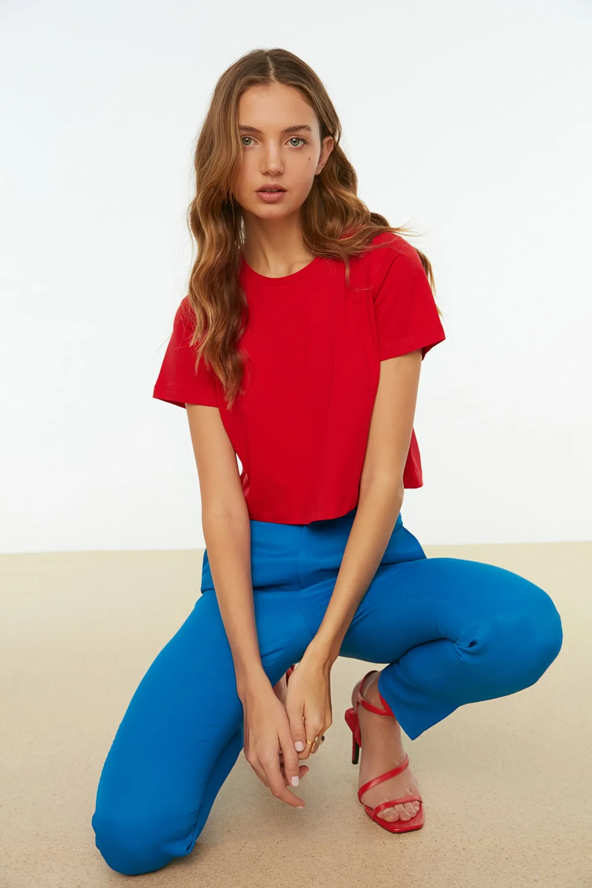 Trendyol Collection  Rotes, kurz geschnittenes Strick-T-Shirt aus 100 % Baumwolle mit Rundhalsausschnitt TWOSS20TS0135