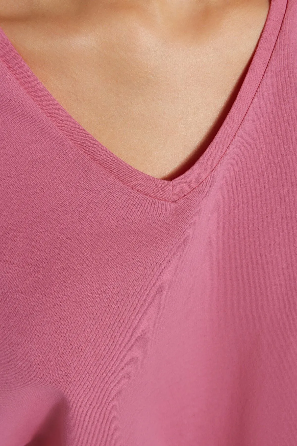 Trendyol Collection  Rosa, 100 % Baumwolle, Oversize/Weite Passform, V-Ausschnitt, Strick-T-Shirt TWOSS23TS00003