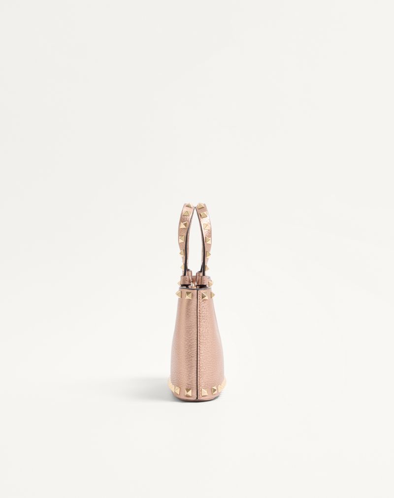Mini sacola de compras Rockstud em couro de bezerro laminado cor granada